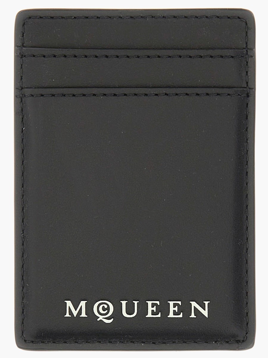 nanito_source_url:https://nokinstyle.com/2371741/magnetic-card-holder-with-logo.jpg