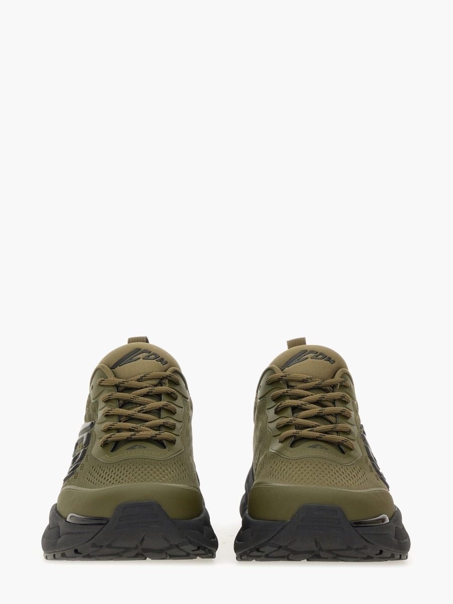 nanito_source_url:https://nokinstyle.com/2368716/faster-sneaker.jpg