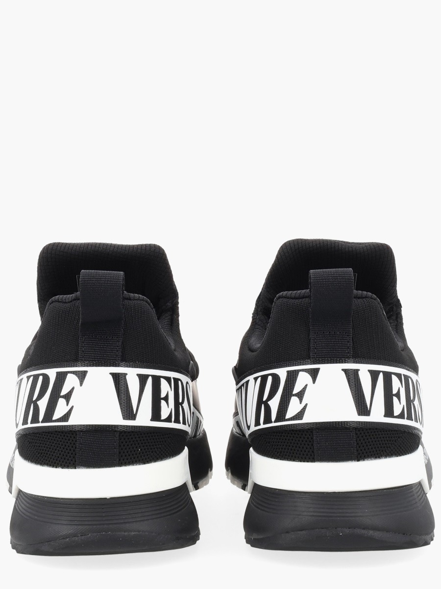 nanito_source_url:https://nokinstyle.com/2332545/sneaker-con-logo.jpg