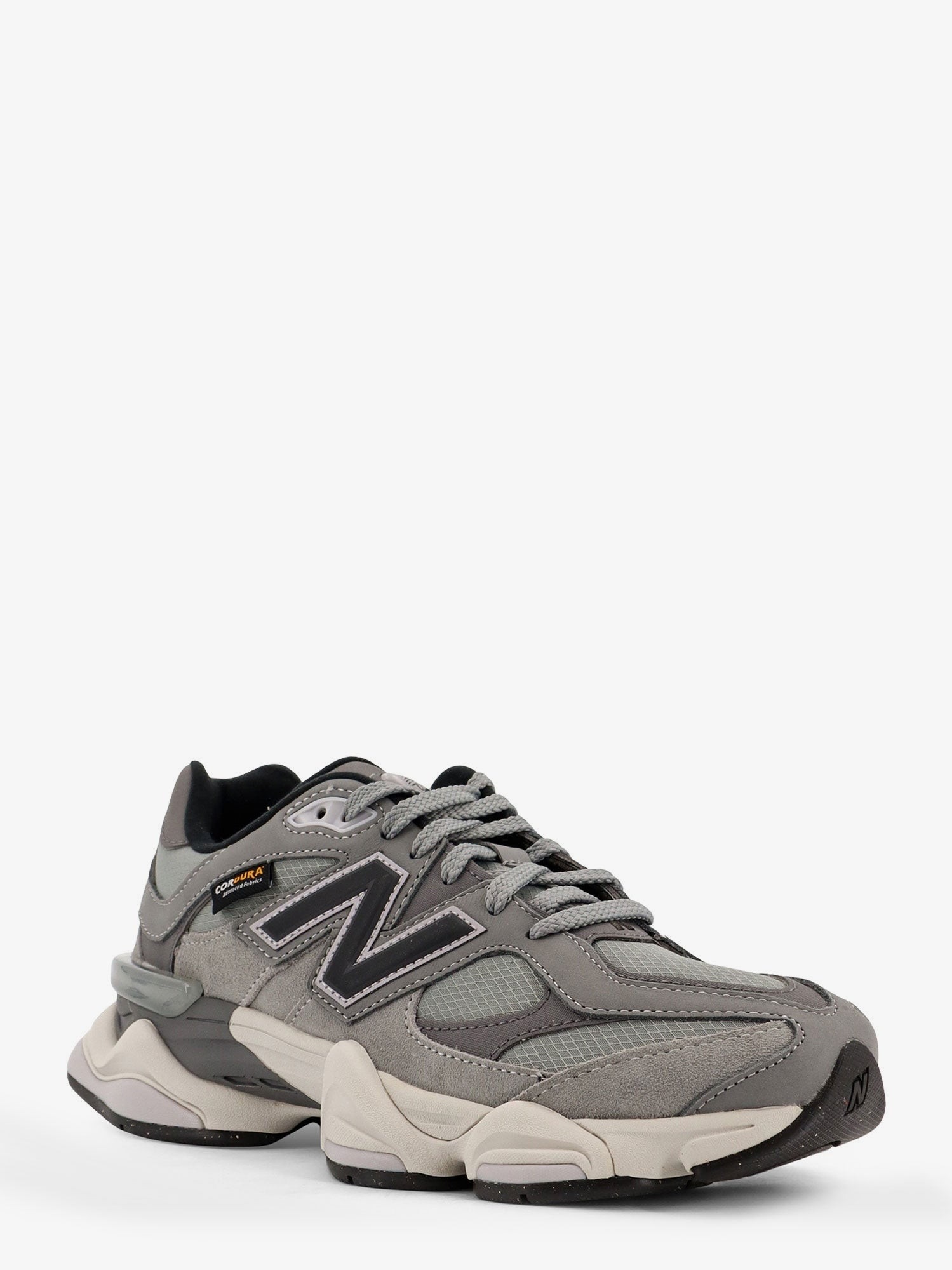 nanito_source_url:https://nokinstyle.com/2407454/9060-low-top-mesh-sneakers.jpg