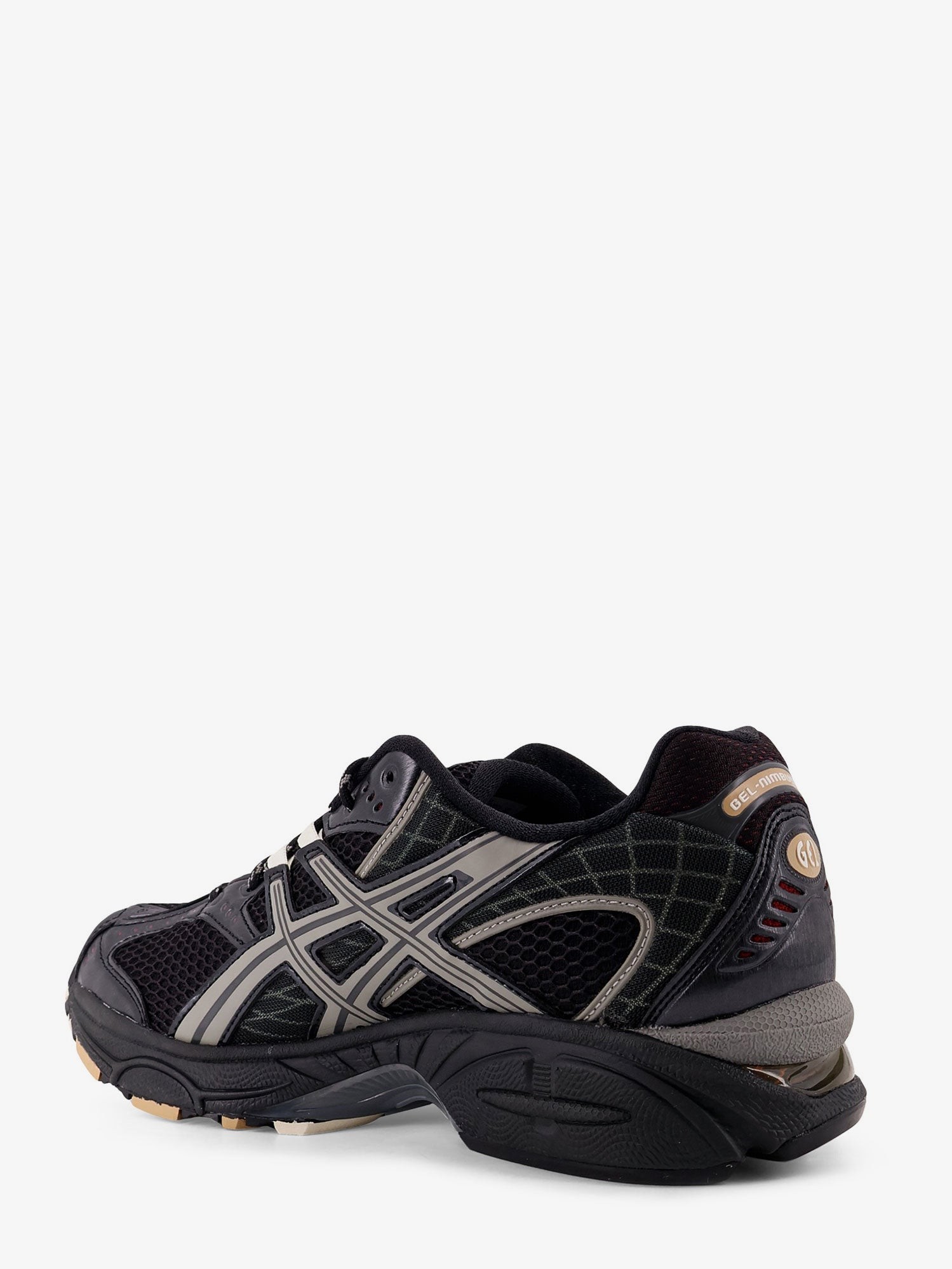 nanito_source_url:https://nokinstyle.com/2441650/gel-nimbus-101-mesh-sneakers-with-logo-on-the-side.jpg