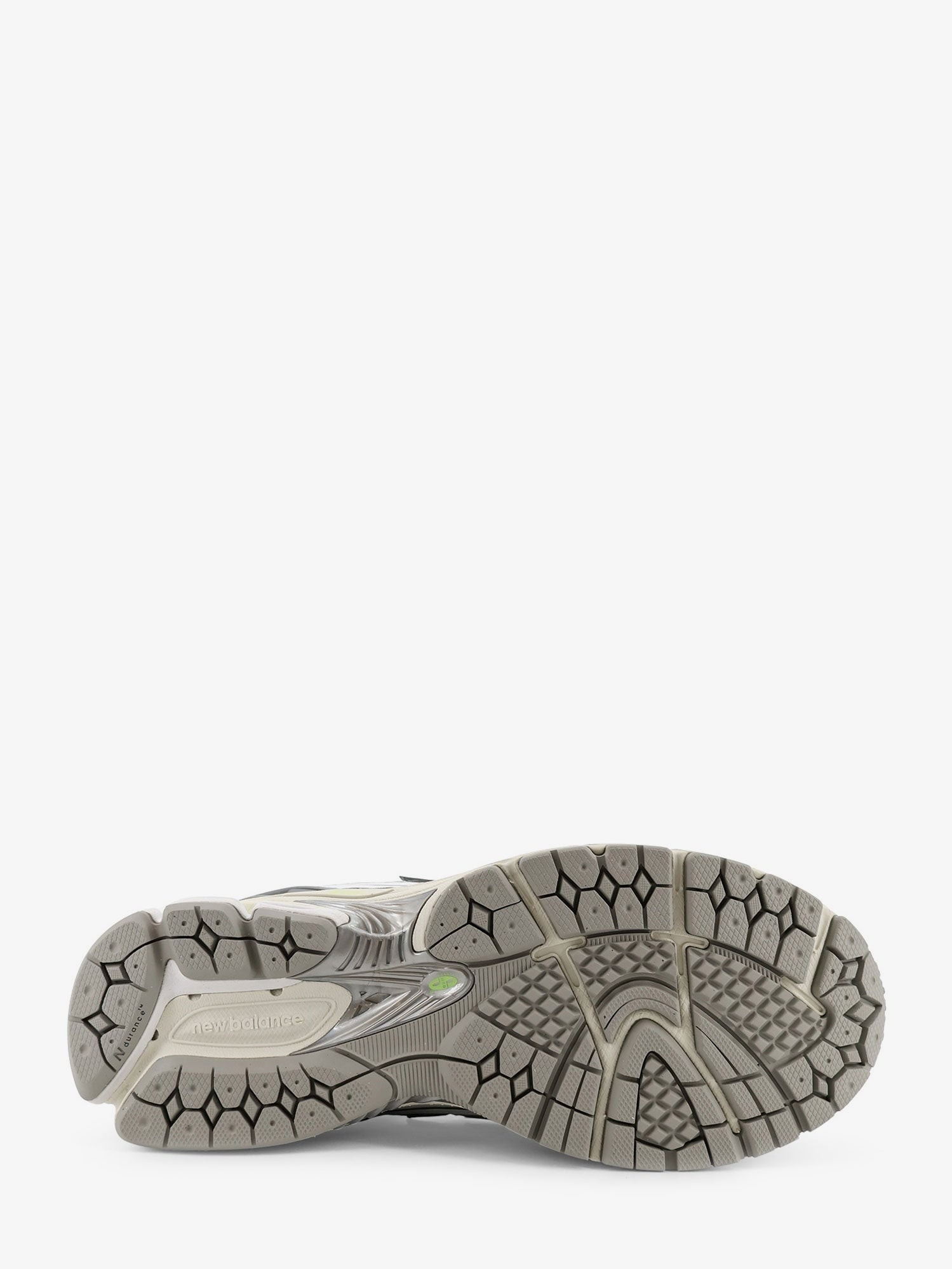 nanito_source_url:https://nokinstyle.com/2391296/u19063-mesh-sneakers-with-logo-on-the-side.jpg