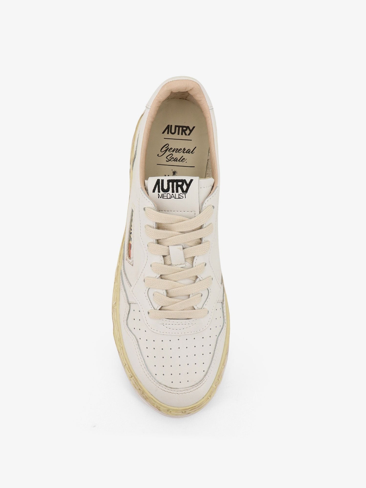 nanito_source_url:https://nokinstyle.com/2407802/super-vintage-low-leather-sneakers.jpg