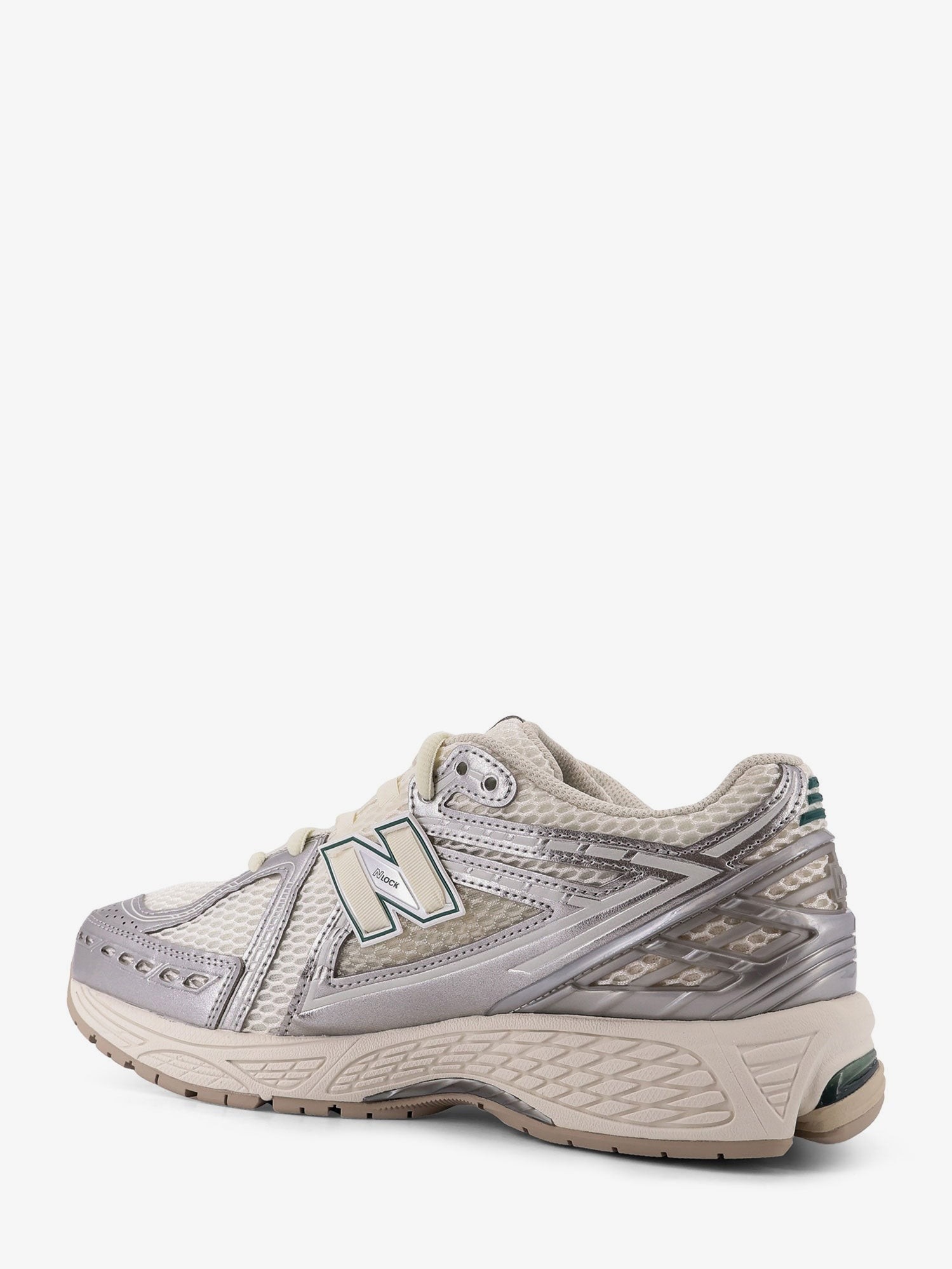 nanito_source_url:https://nokinstyle.com/2398463/1906-mesh-sneakers-with-logo-on-the-side.jpg