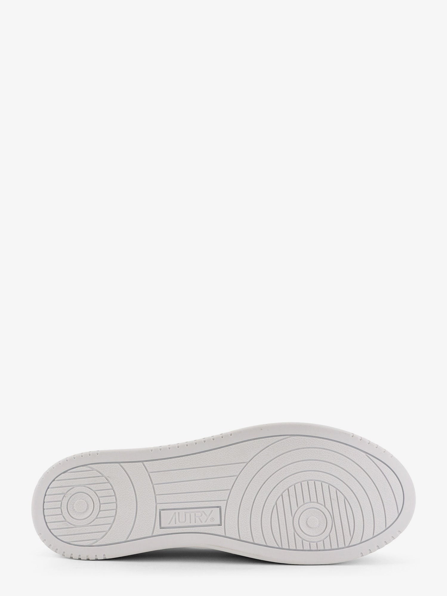 nanito_source_url:https://nokinstyle.com/2407801/super-vintage-low-leather-sneakers.jpg
