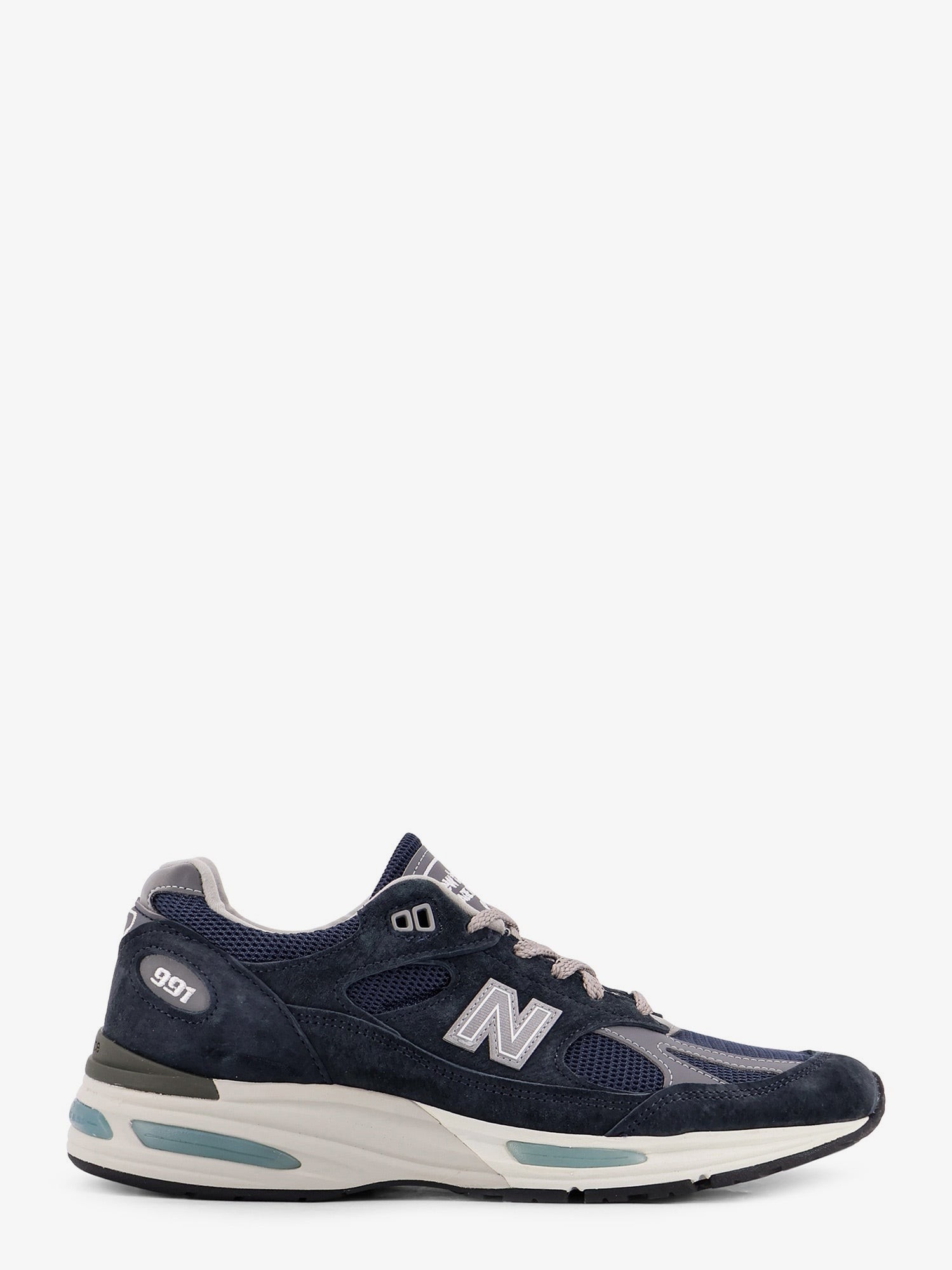 nanito_source_url:https://nokinstyle.com/2409567/991-suede-low-top-sneakers.jpg
