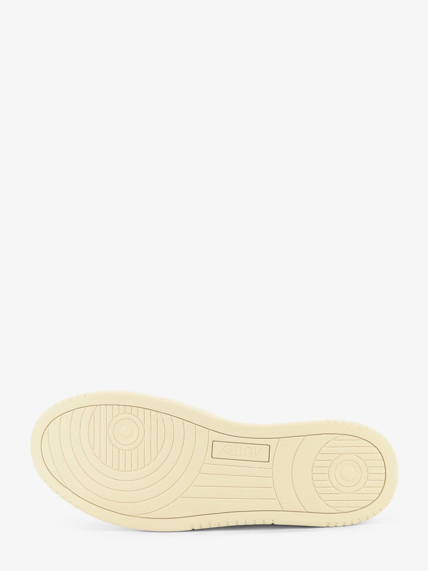 nanito_source_url:https://nokinstyle.com/2440715/medalist-leather-sneakers.jpg