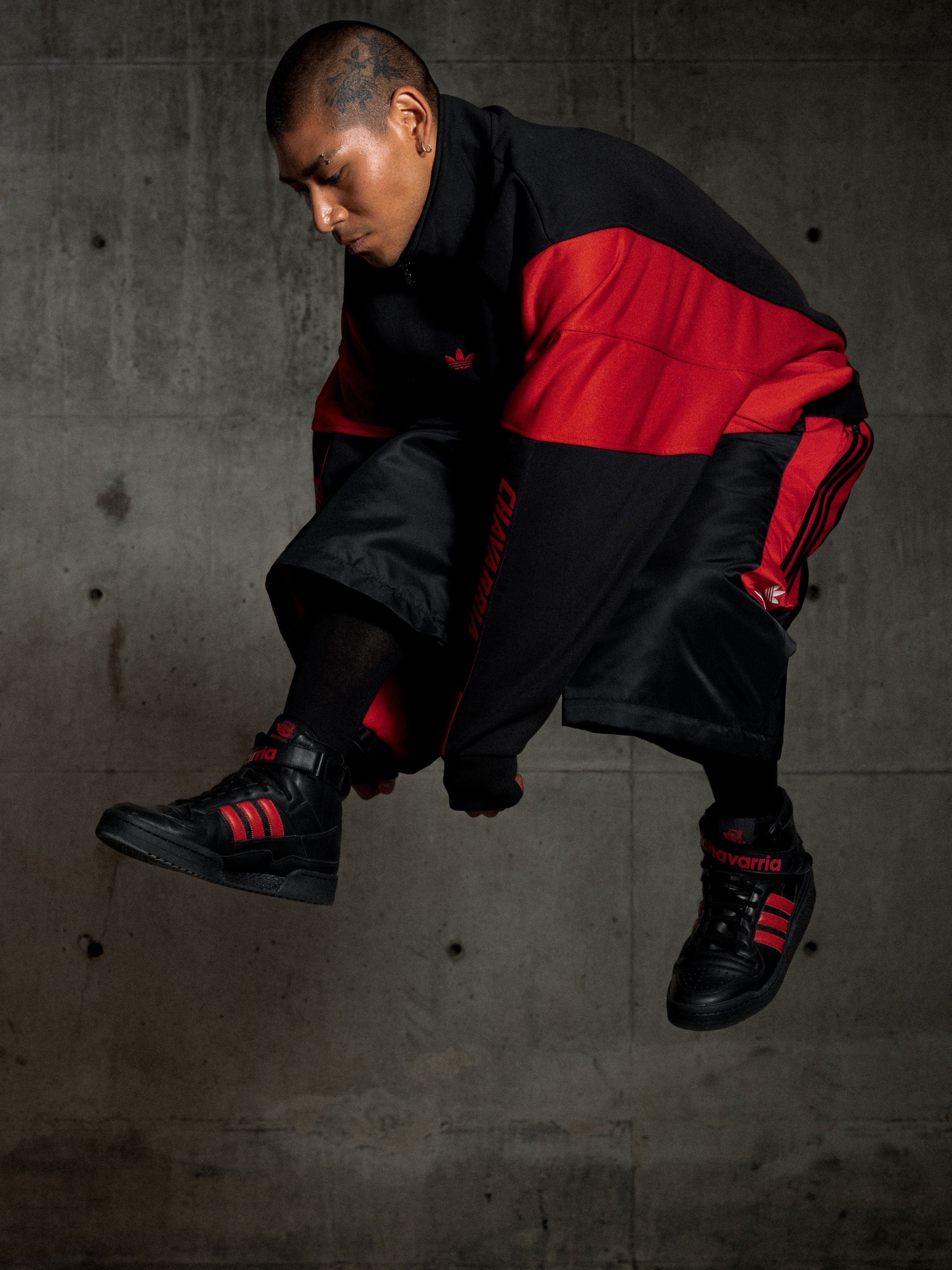 nanito_source_url:https://nokinstyle.com/2403747/leather-sneakers-with-iconic-logo-on-the-side.jpg