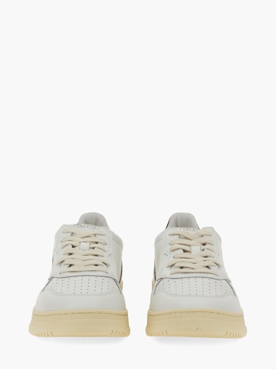 nanito_source_url:https://nokinstyle.com/2325125/medalist-low-sneaker.jpg