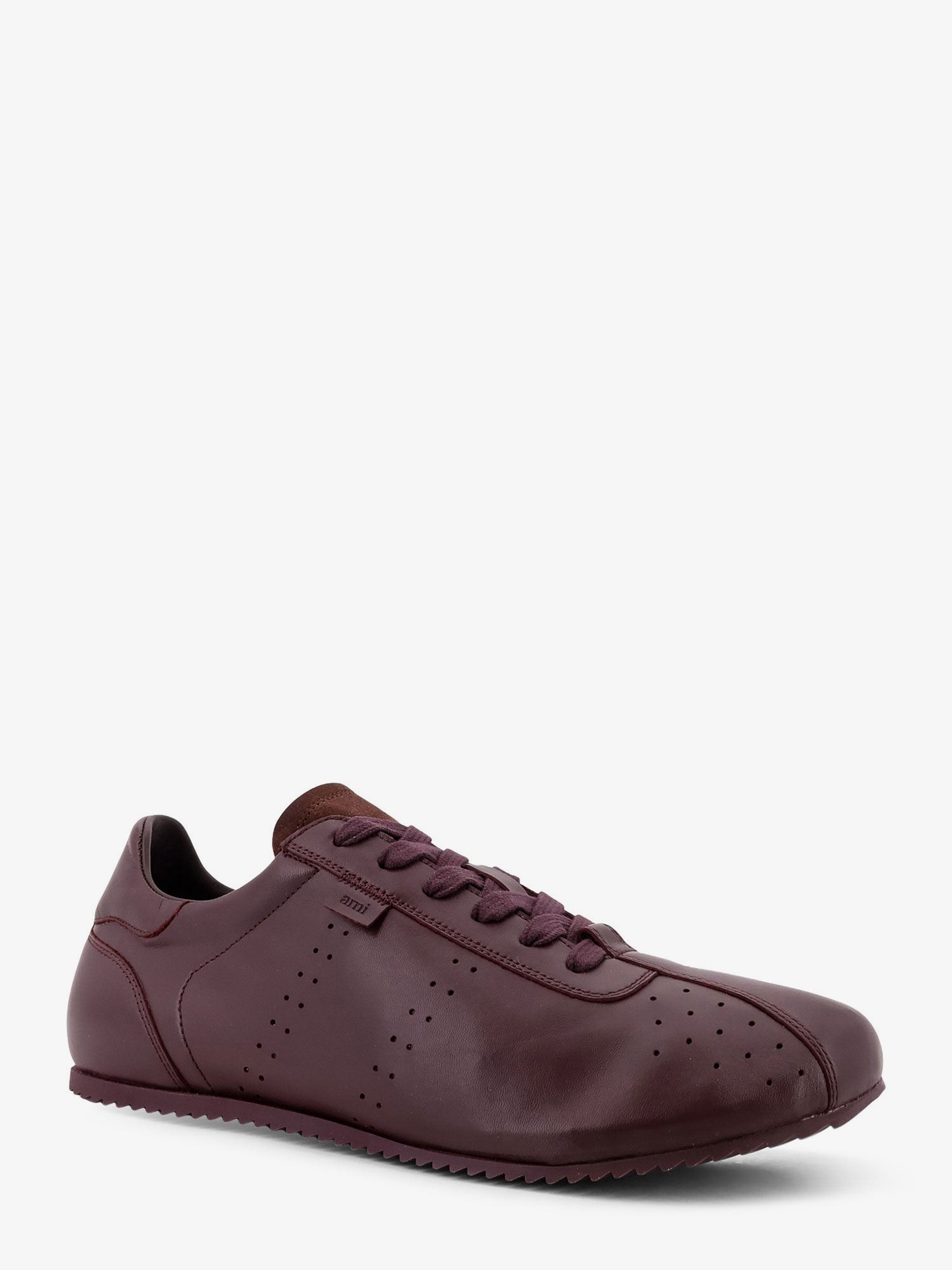 nanito_source_url:https://nokinstyle.com/2409120/leather-low-top-sneakers.jpg
