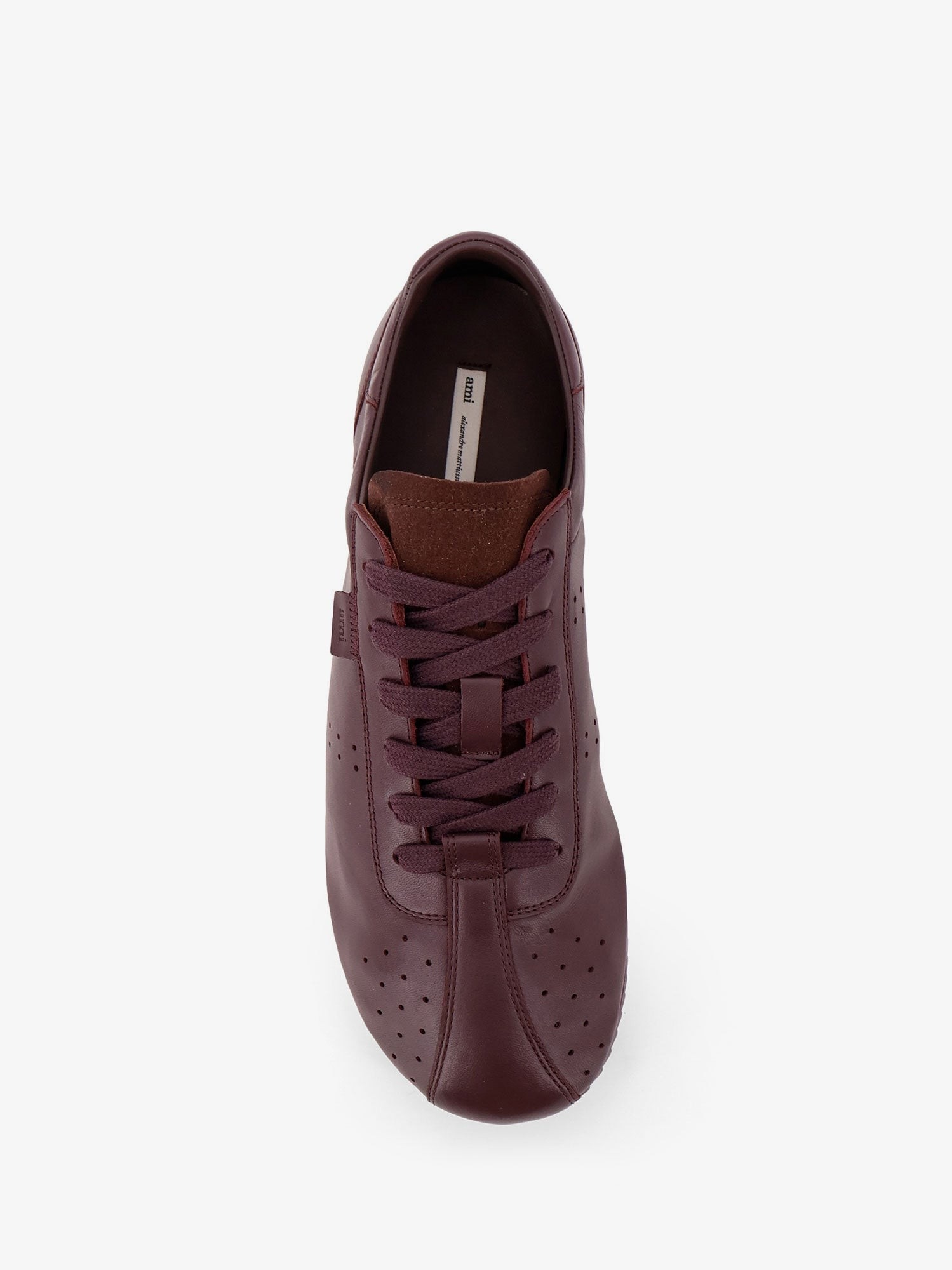 nanito_source_url:https://nokinstyle.com/2409123/leather-low-top-sneakers.jpg