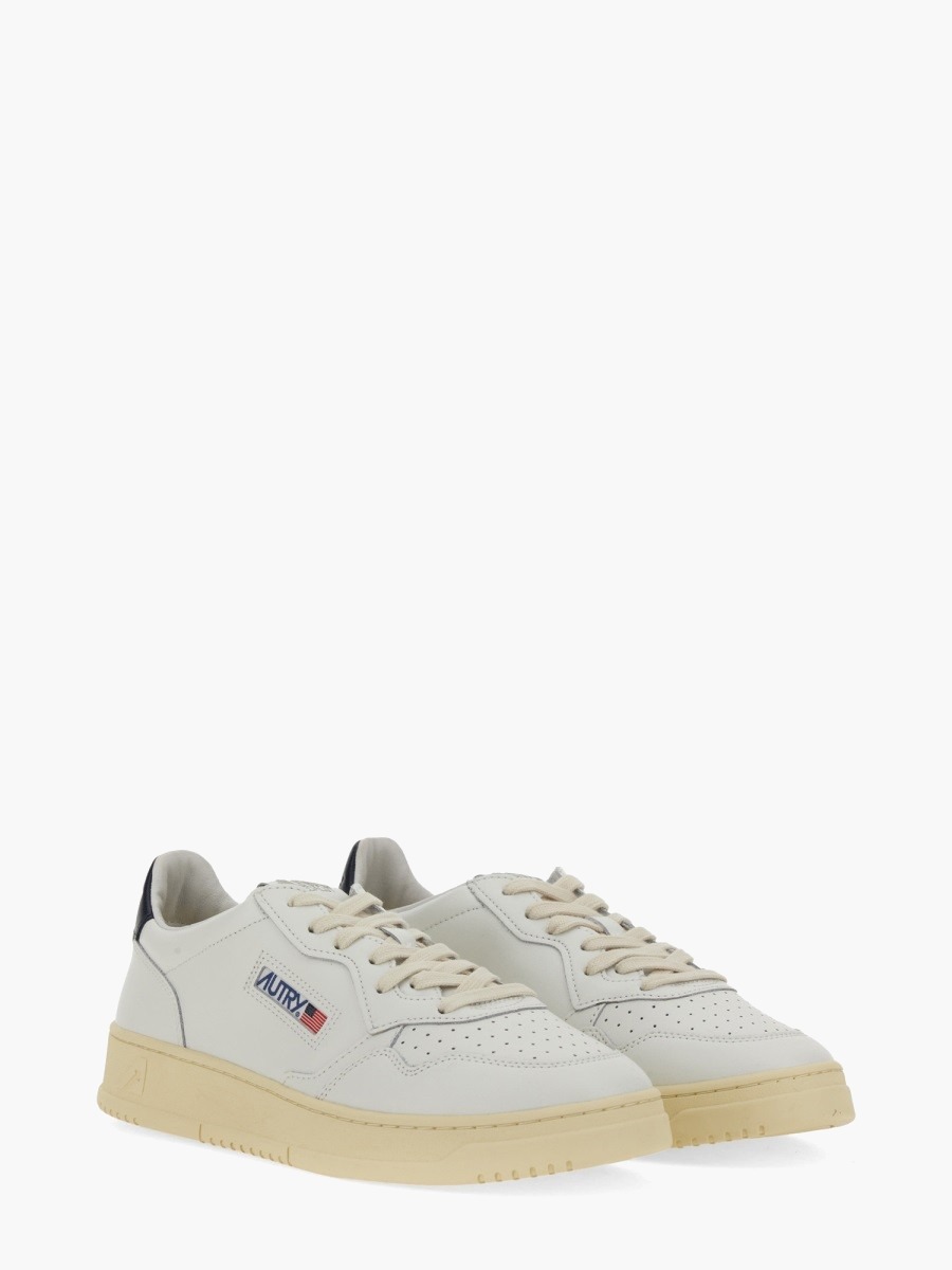 nanito_source_url:https://nokinstyle.com/2325122/medalist-low-sneaker.jpg