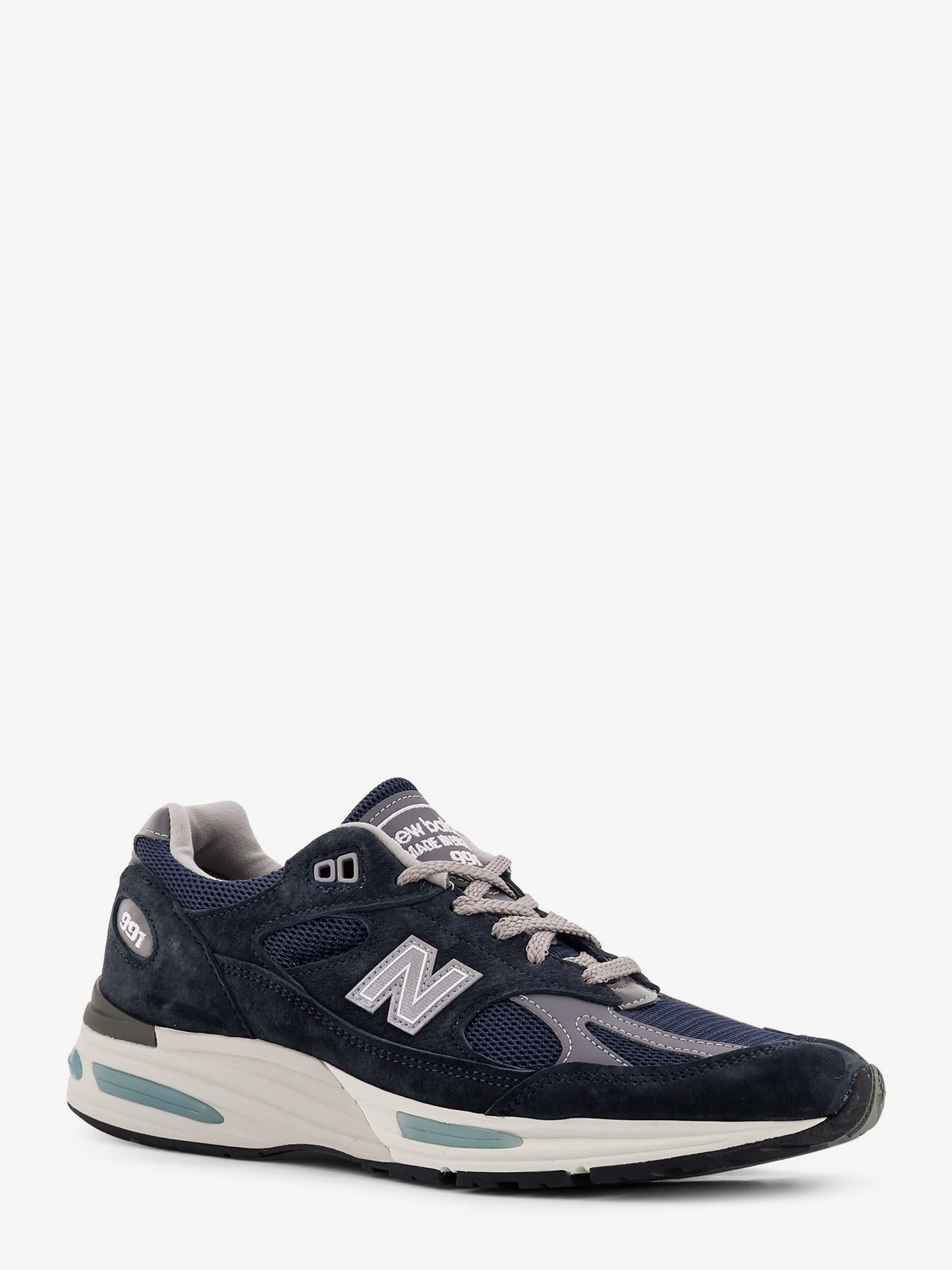 nanito_source_url:https://nokinstyle.com/2409568/991-suede-low-top-sneakers.jpg