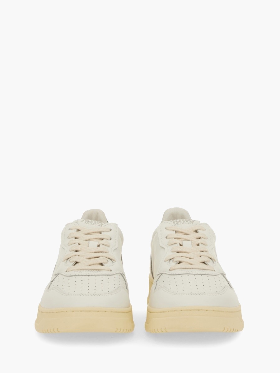 nanito_source_url:https://nokinstyle.com/2327153/sneaker-medalist-low.jpg