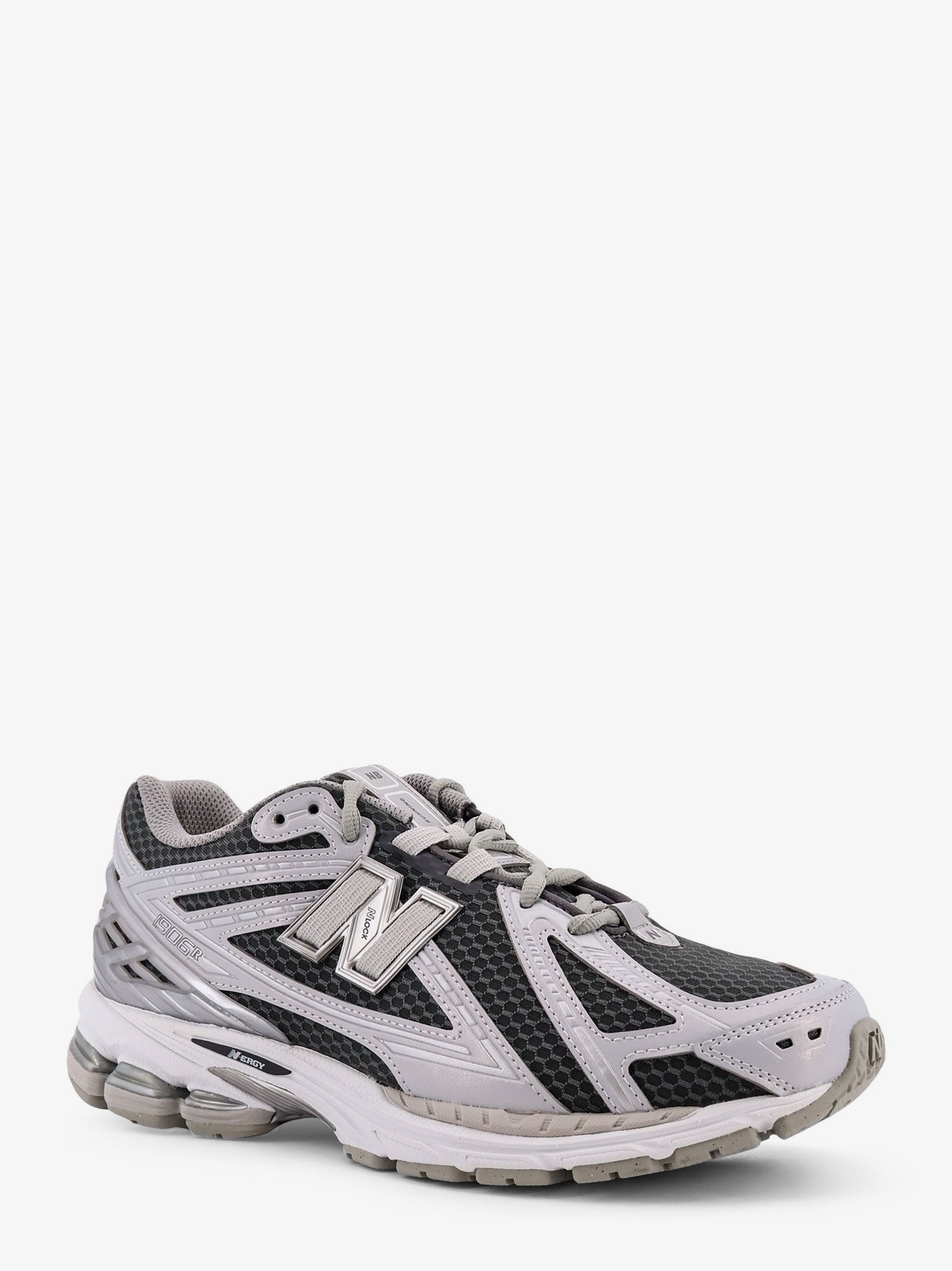 nanito_source_url:https://nokinstyle.com/2399220/1906-low-top-mesh-sneakers.jpg