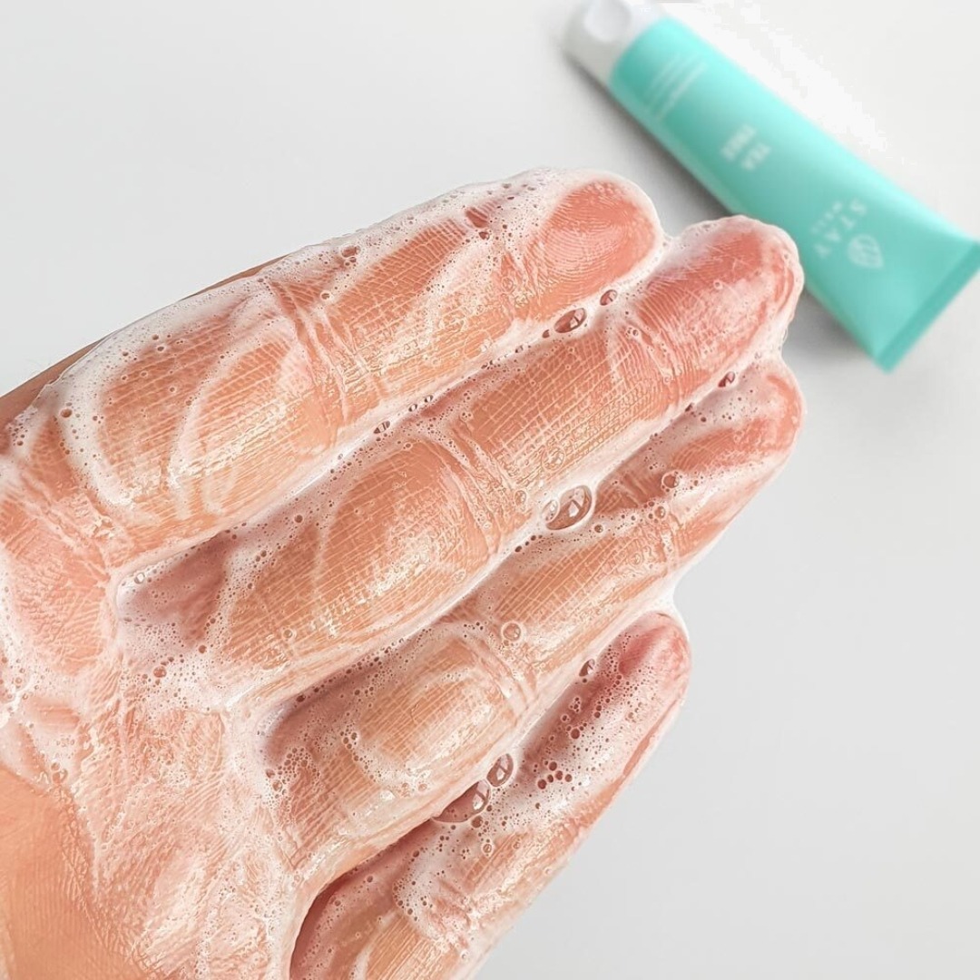 nanito_source_url:https://glowstation.com/wp-content/uploads/STAY-WELL-Vegan-Tea-Tree-Cleansing-Foam-4745090045772d-texture.jpg