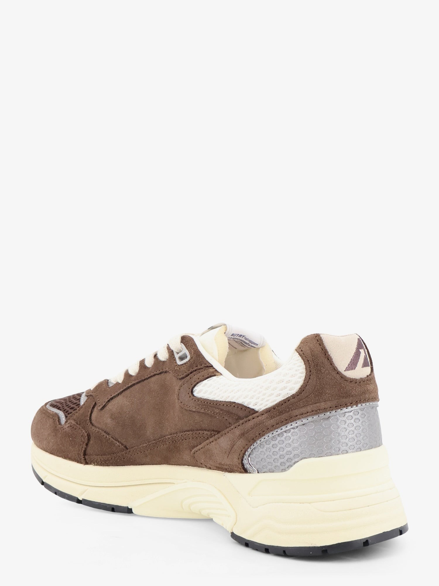 nanito_source_url:https://nokinstyle.com/2436652/hyperway-low-mesh-and-suede-snrakers-with-iconic-side-logo.jpg