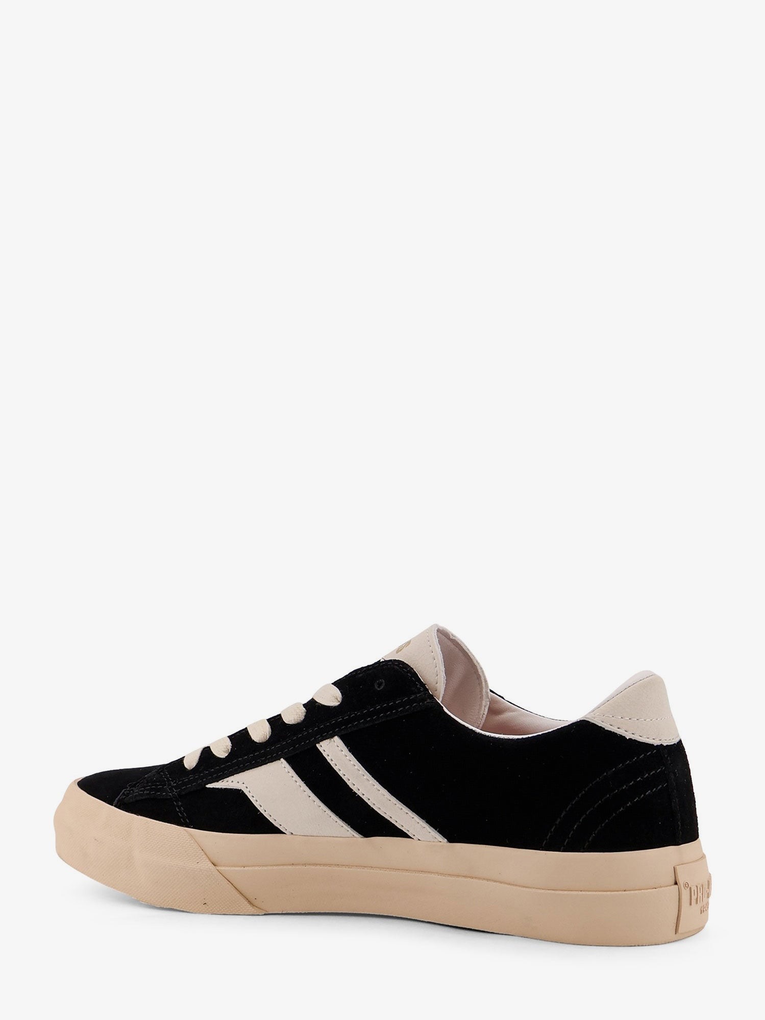 nanito_source_url:https://nokinstyle.com/2402685/royal-classic-suede-sneakers.jpg