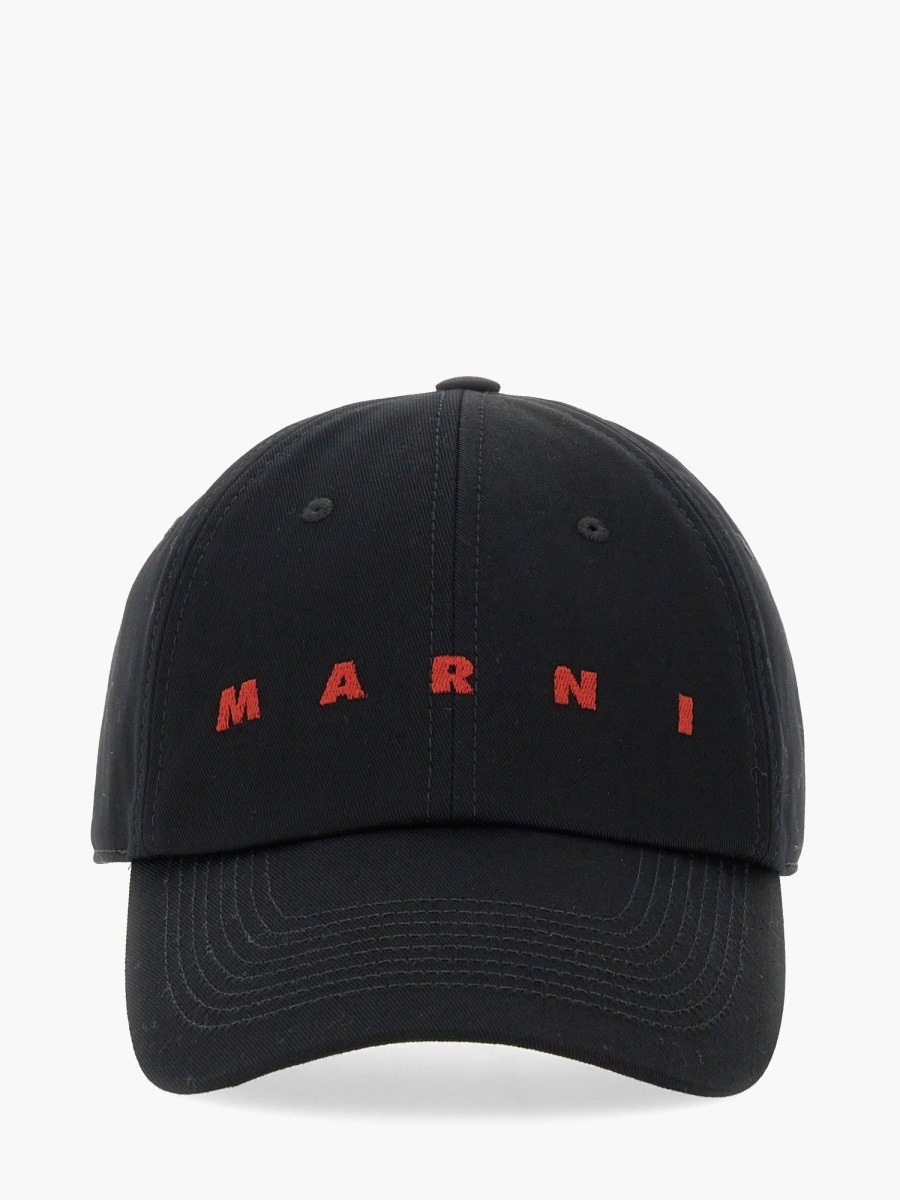 nanito_source_url:https://nokinstyle.com/2381586/baseball-hat-with-logo.jpg