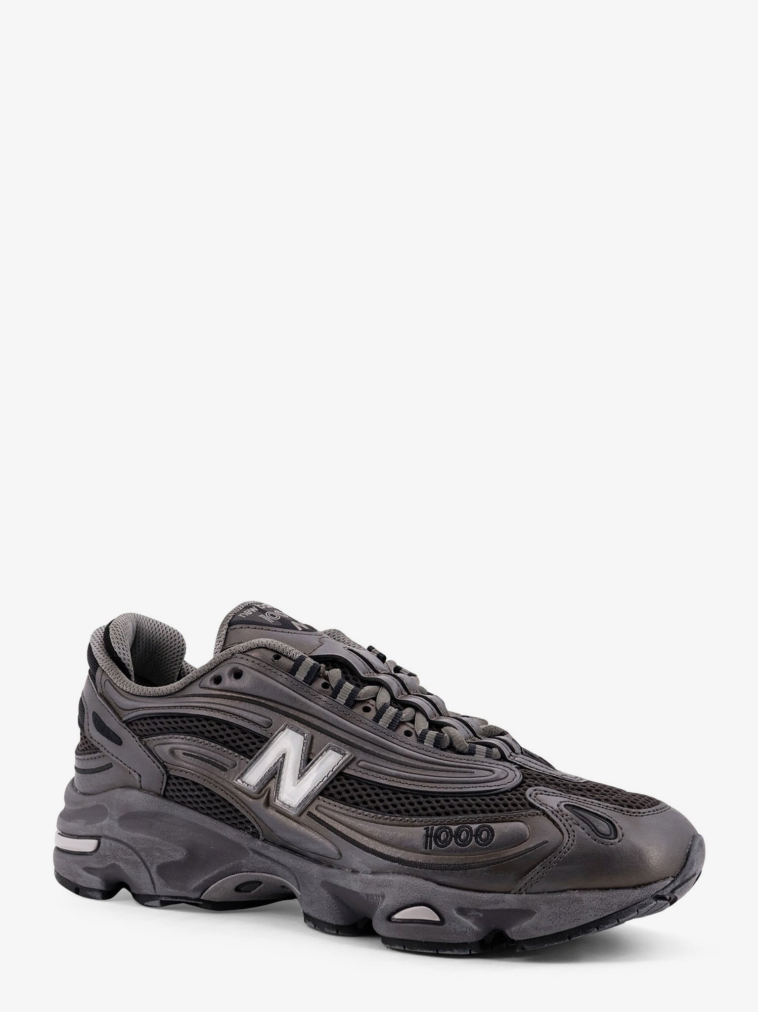 nanito_source_url:https://nokinstyle.com/2398876/1000-low-top-mesh-sneakers.jpg