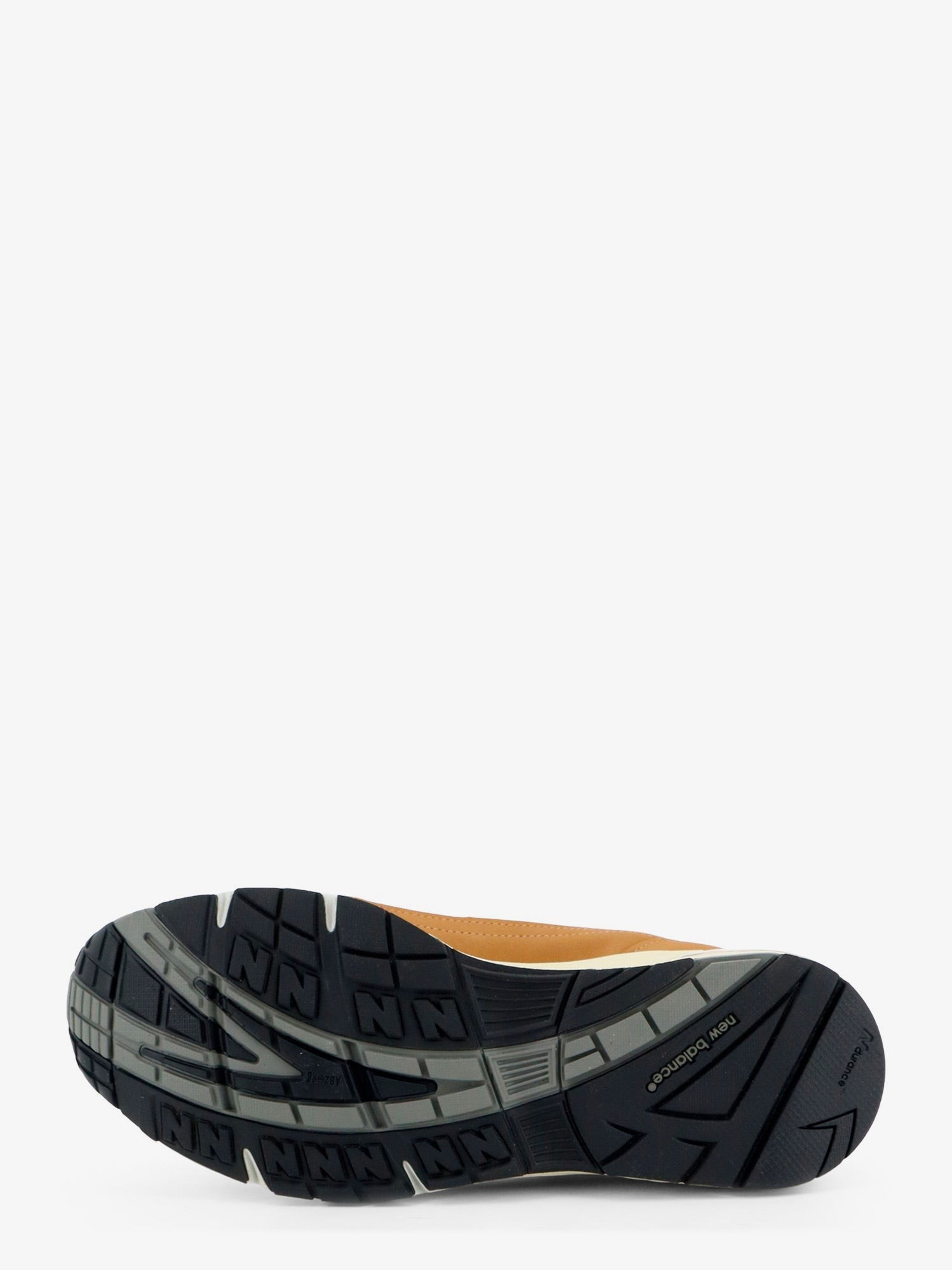 nanito_source_url:https://nokinstyle.com/2433745/991-tier-leather-sneakers-with-iconic-side-logo.jpg