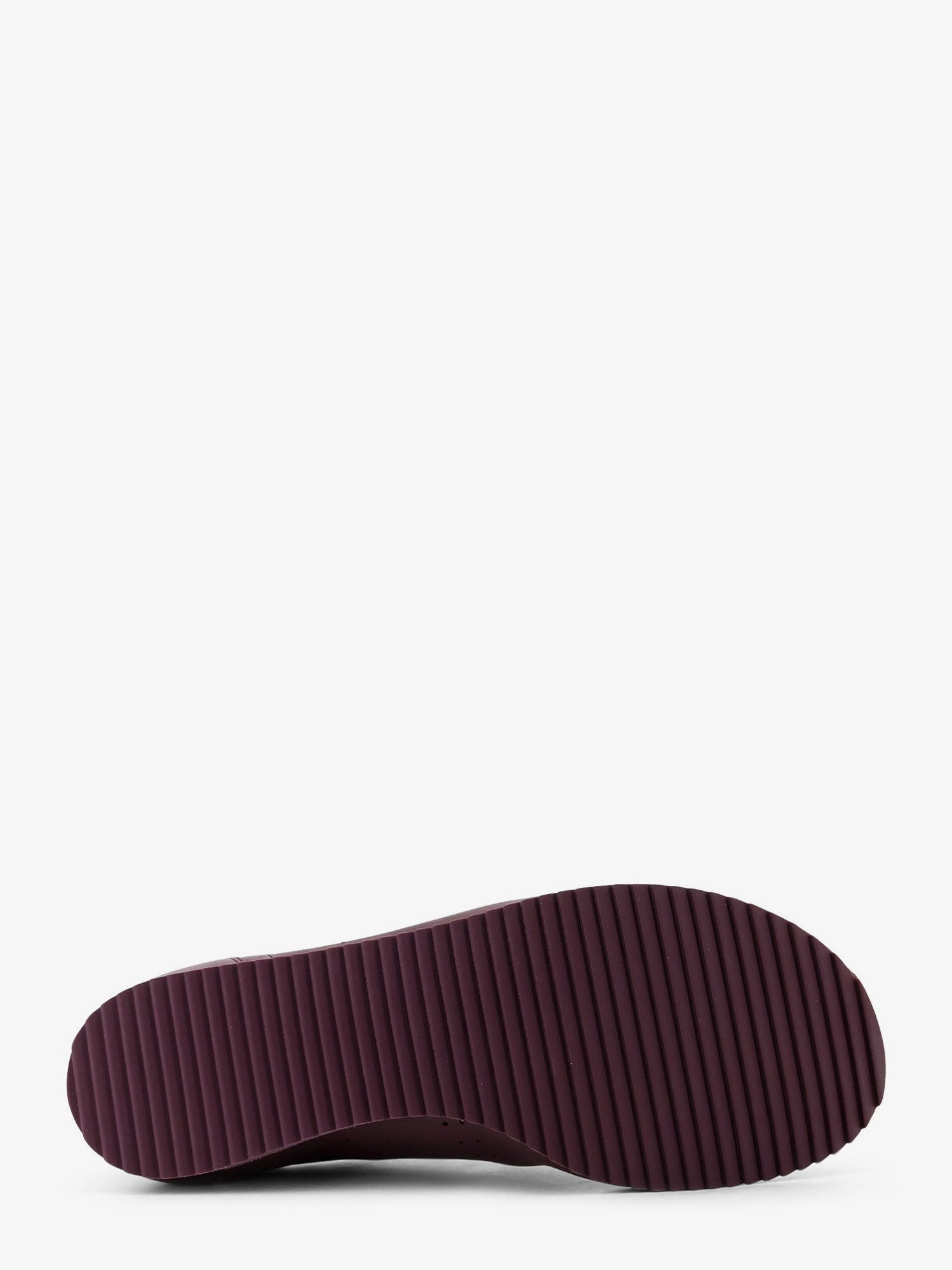 nanito_source_url:https://nokinstyle.com/2409122/leather-low-top-sneakers.jpg