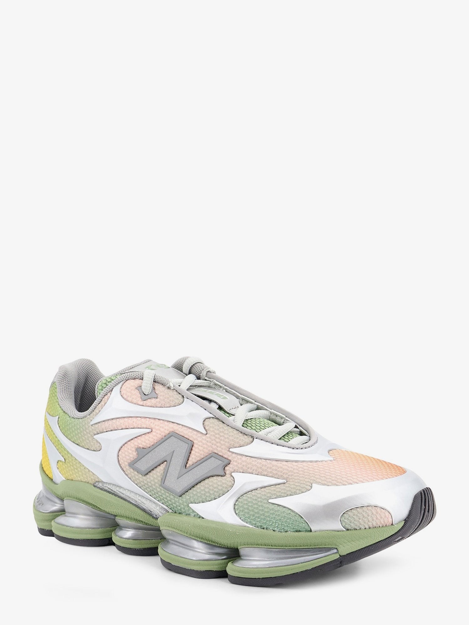 nanito_source_url:https://nokinstyle.com/2424759/sneakers-20006-in-tessuto-tecnico-con-logo-laterale.jpg