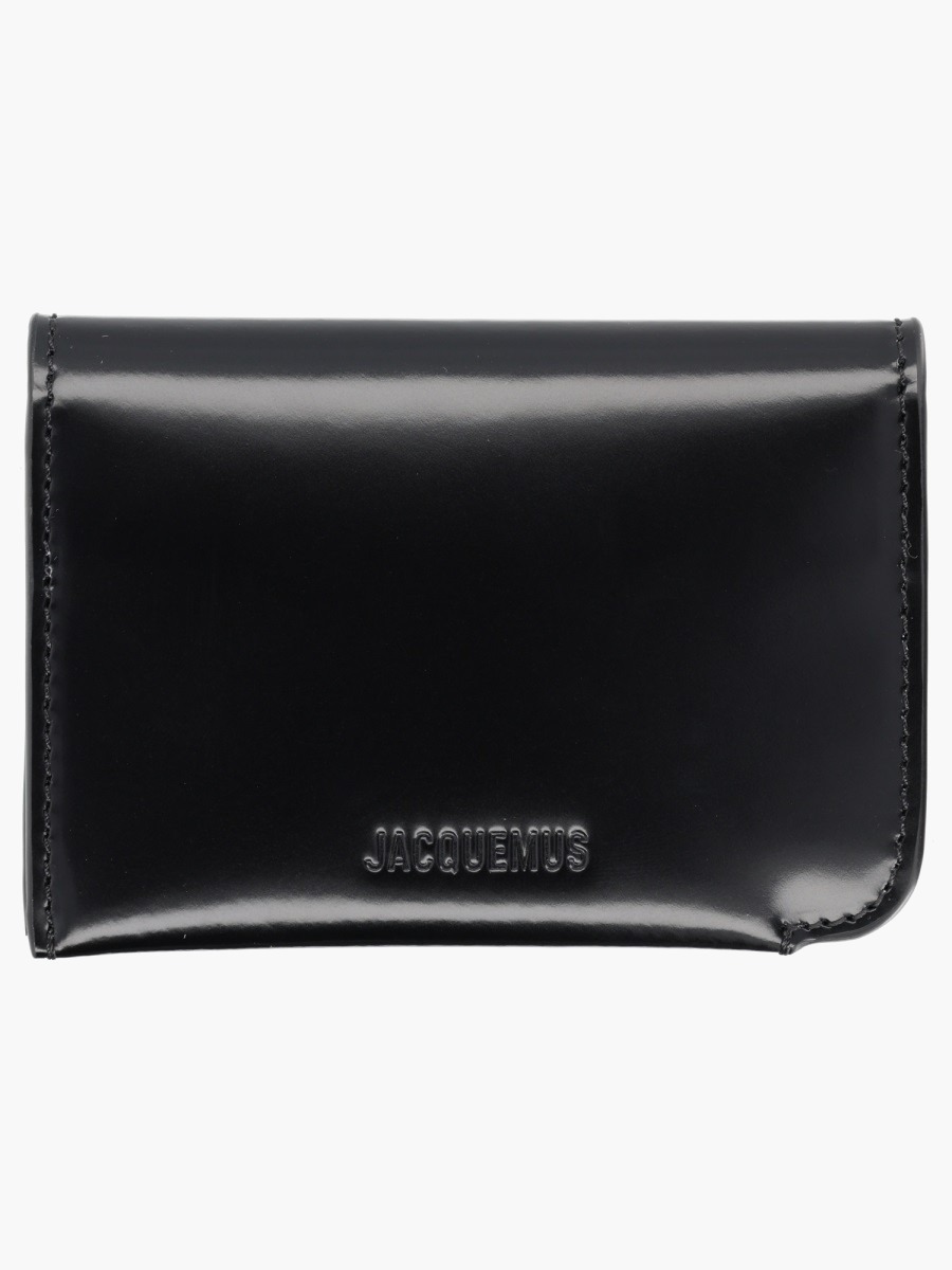 nanito_source_url:https://nokinstyle.com/2335522/curved-wallet.jpg