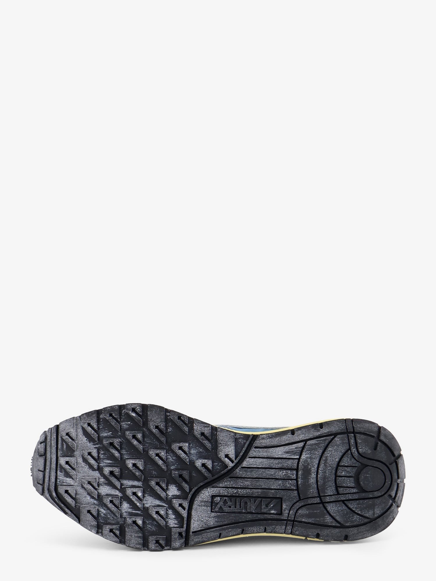 nanito_source_url:https://nokinstyle.com/2436686/reelwind-low-mesh-and-suede-sneakers.jpg
