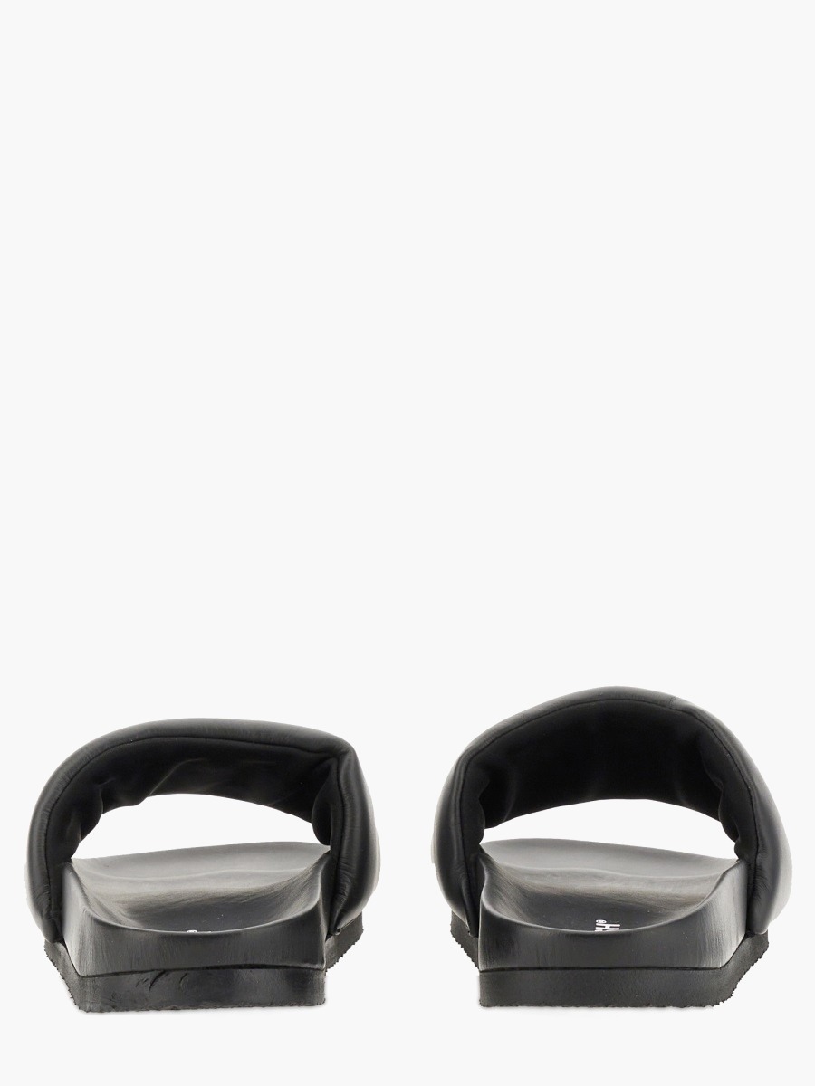 nanito_source_url:https://nokinstyle.com/2352959/leather-slide-sandal.jpg