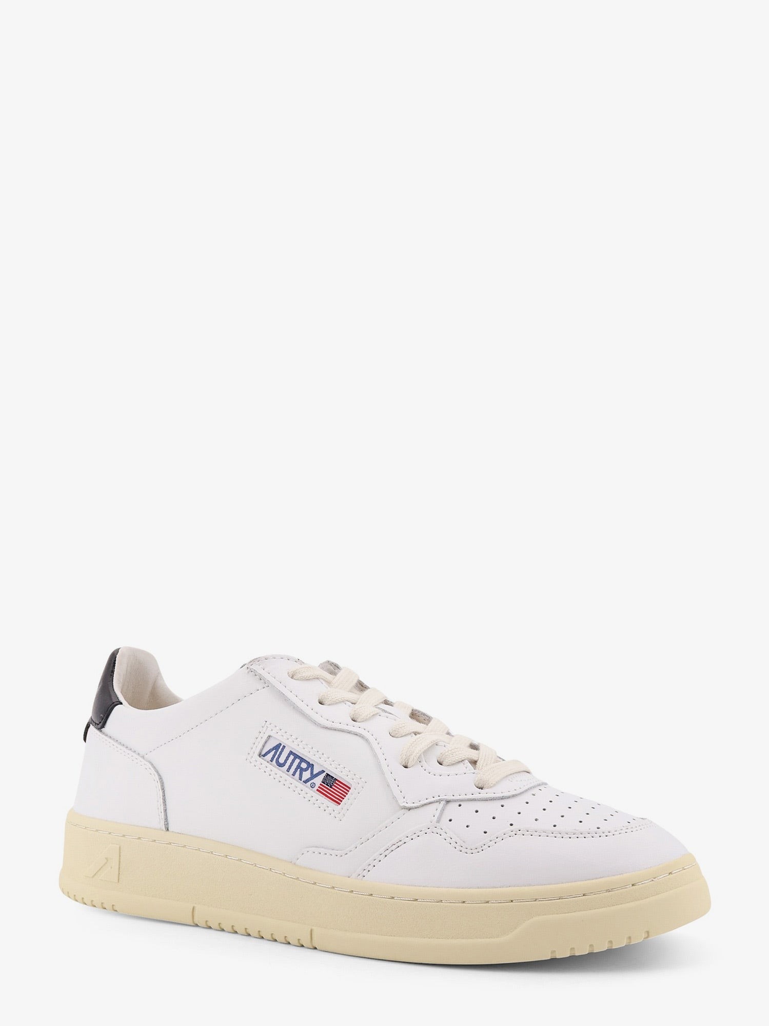 nanito_source_url:https://nokinstyle.com/2442478/medalist-low-leather-sneakers-with-side-logo.jpg