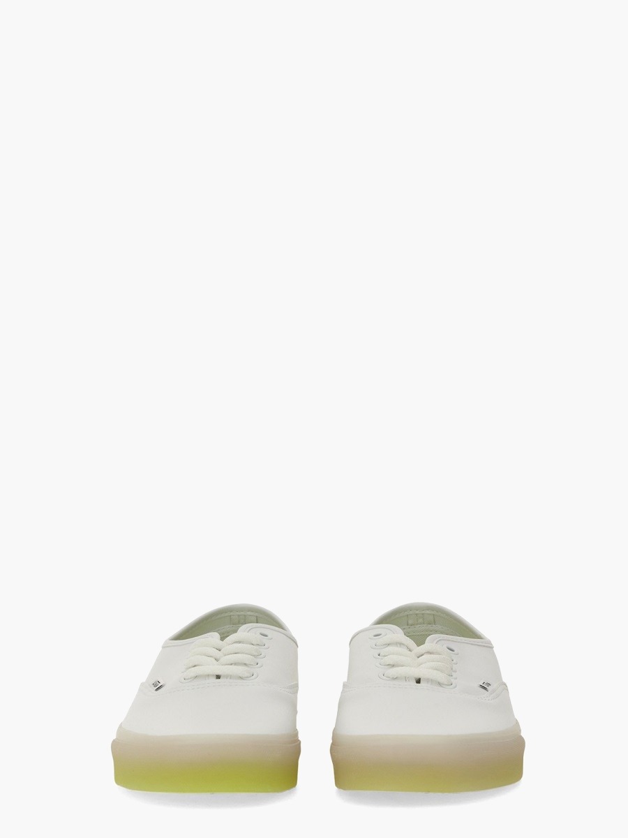 nanito_source_url:https://nokinstyle.com/2349369/authentic-sneaker.jpg