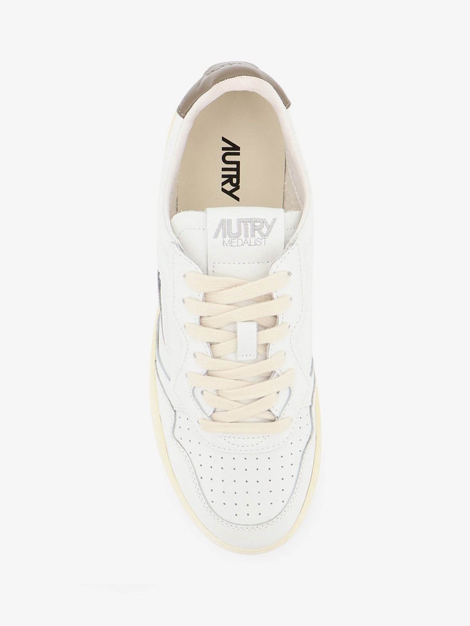 nanito_source_url:https://nokinstyle.com/2440716/medalist-leather-sneakers.jpg
