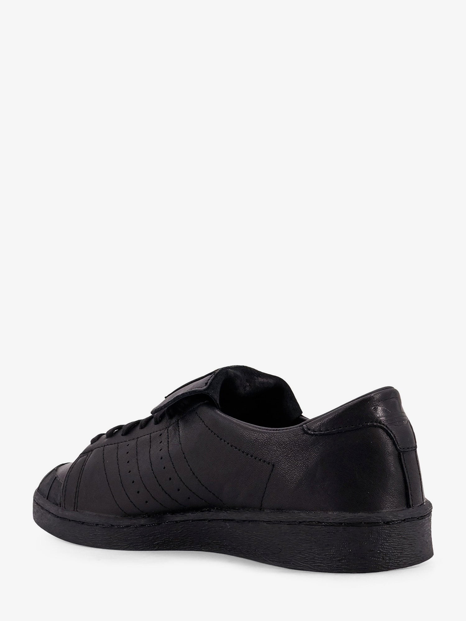 nanito_source_url:https://nokinstyle.com/2403744/leather-sneakers.jpg