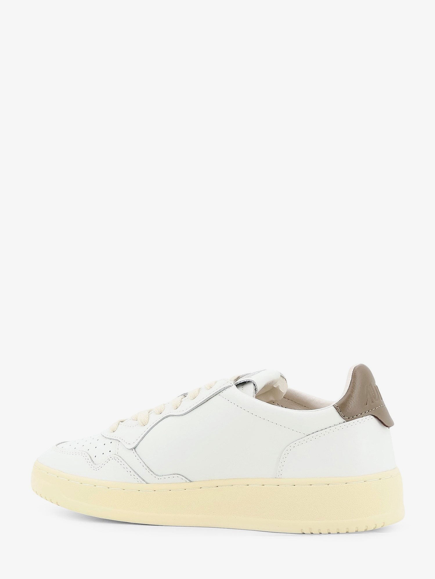 nanito_source_url:https://nokinstyle.com/2440714/medalist-leather-sneakers.jpg