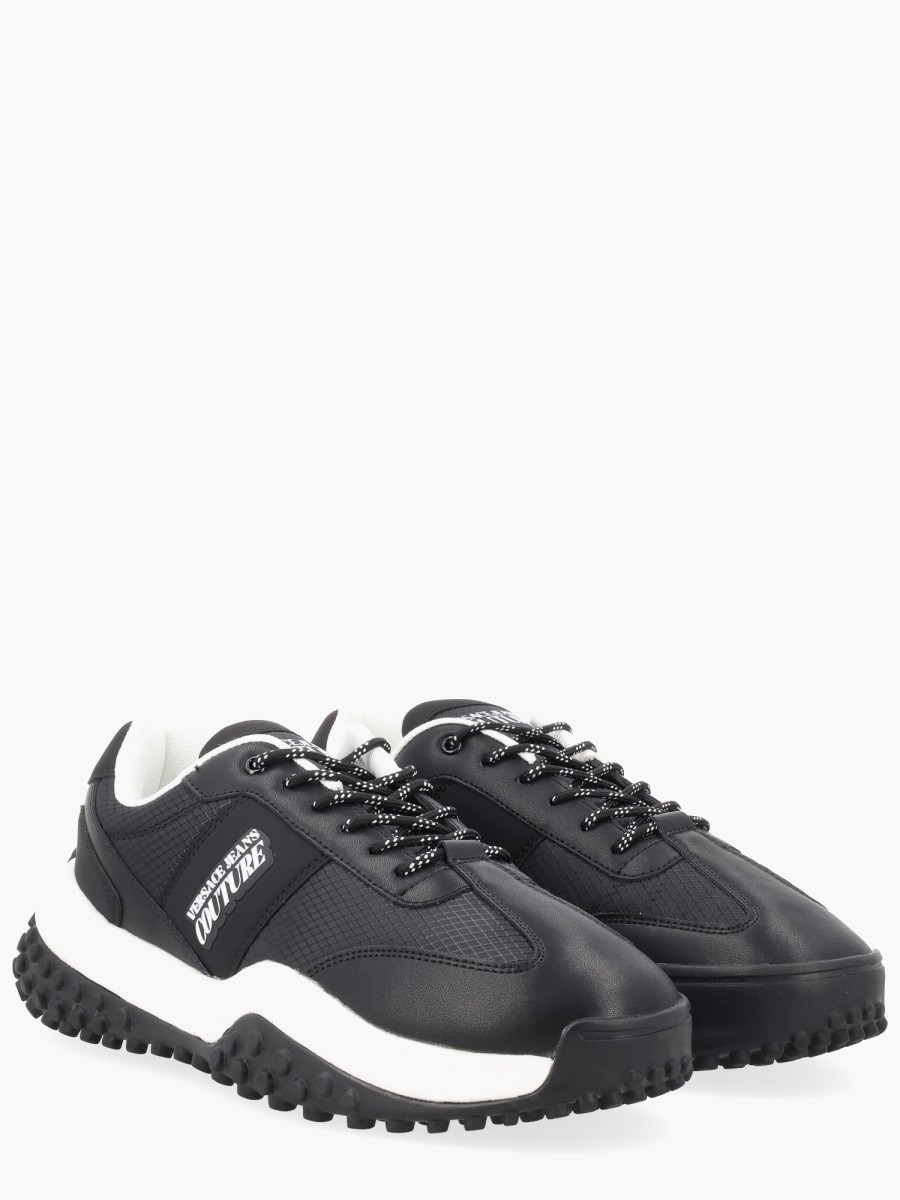 nanito_source_url:https://nokinstyle.com/2332987/sneaker-con-logo.jpg