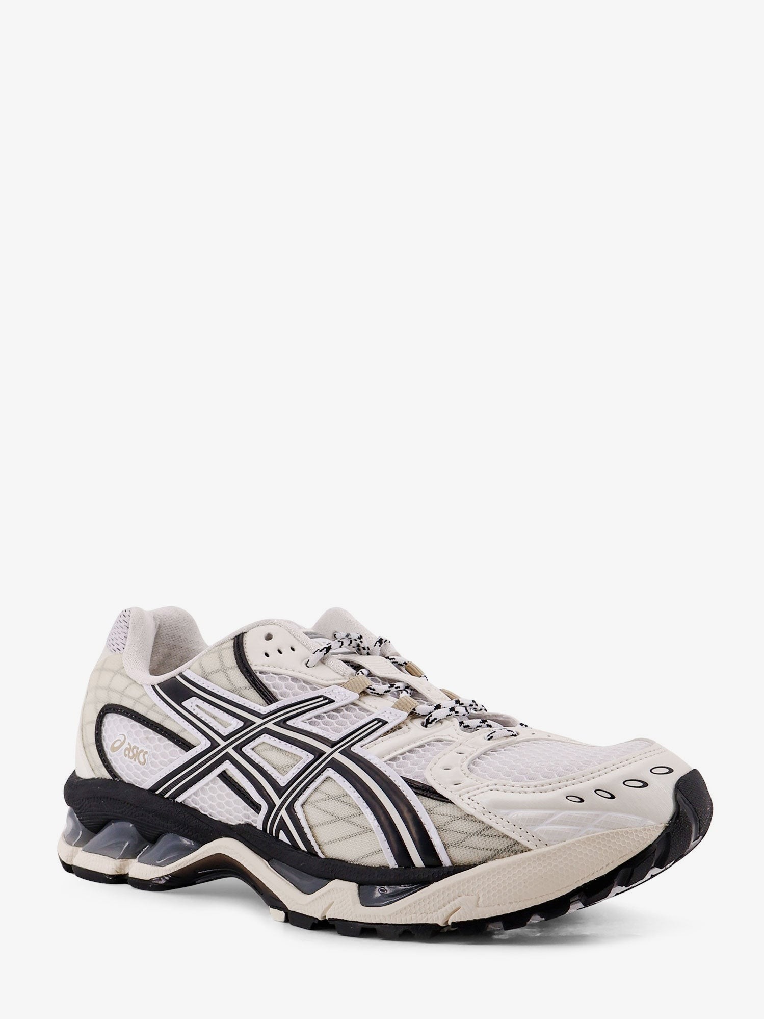 nanito_source_url:https://nokinstyle.com/2398319/gel-nimbus-101-mesh-sneakers-with-logo-on-the-side.jpg