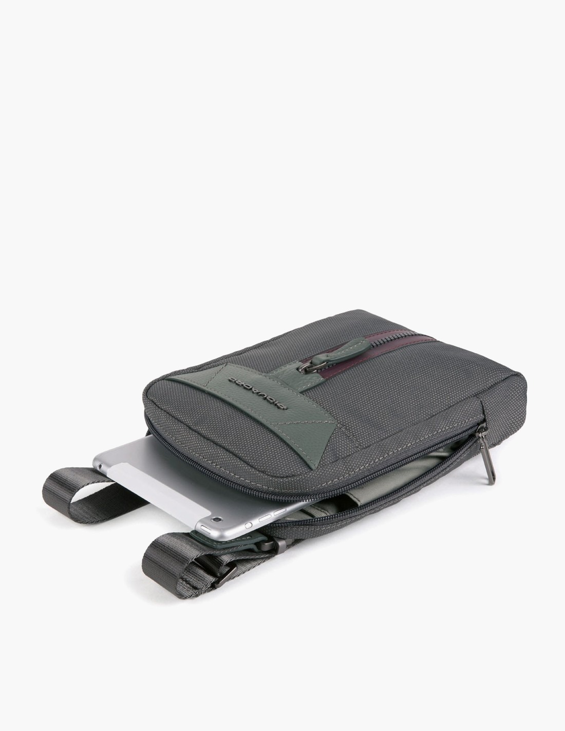 nanito_source_url:https://www.mewse.ro/images/produse/piquadro-trakai-shoulder-bag-crossbody-bag-green-16-x-22-x-4-cm-for-women-1678107994.jpg