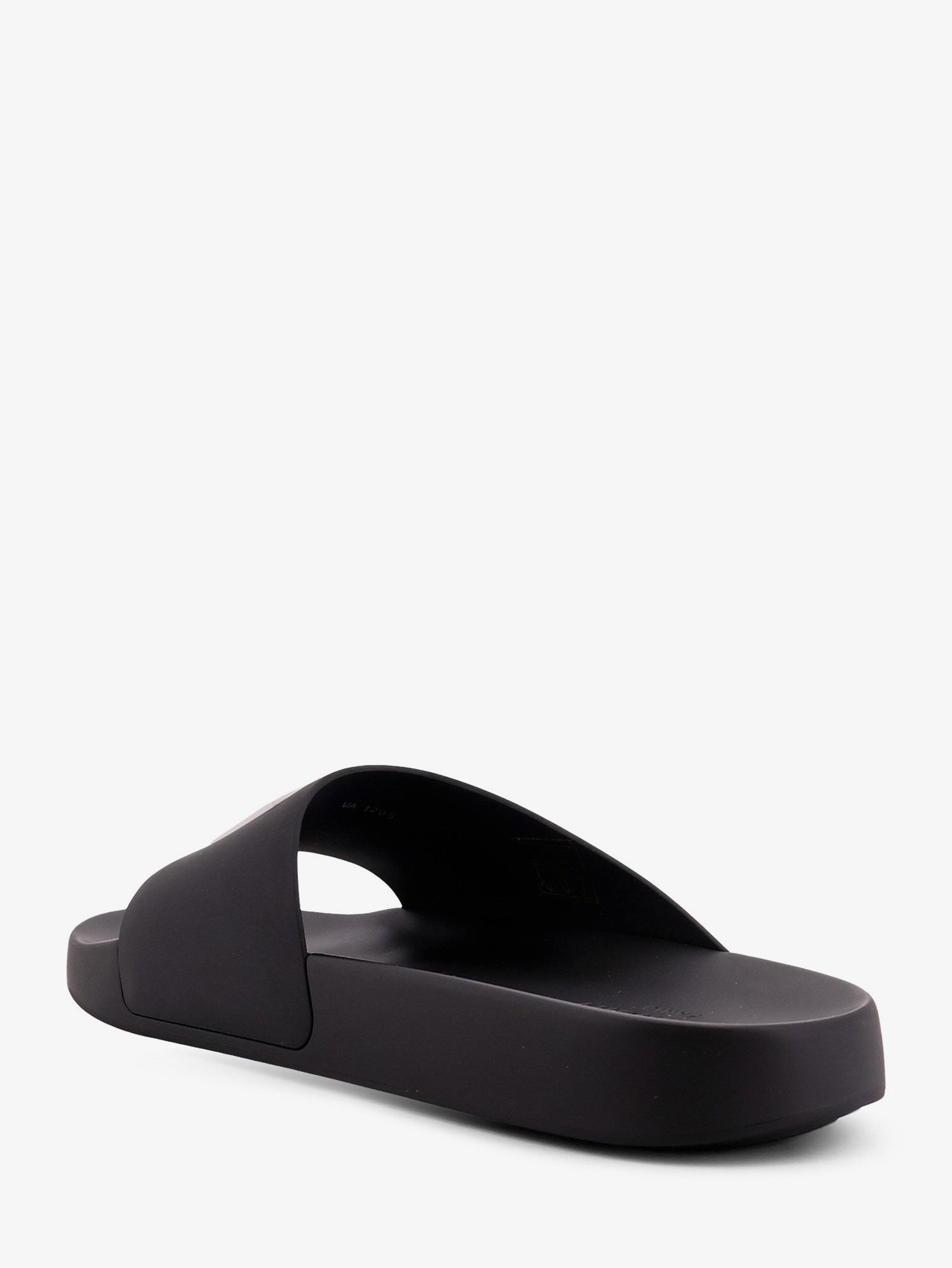 nanito_source_url:https://nokinstyle.com/2421672/rubber-slide-with-logo-lettering-patch.jpg