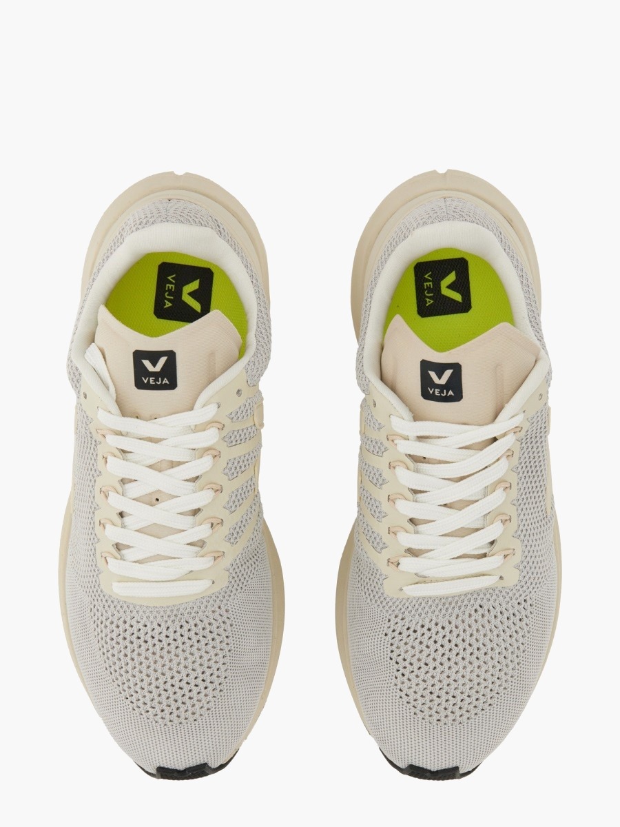 nanito_source_url:https://nokinstyle.com/2358543/sneaker-with-logo.jpg