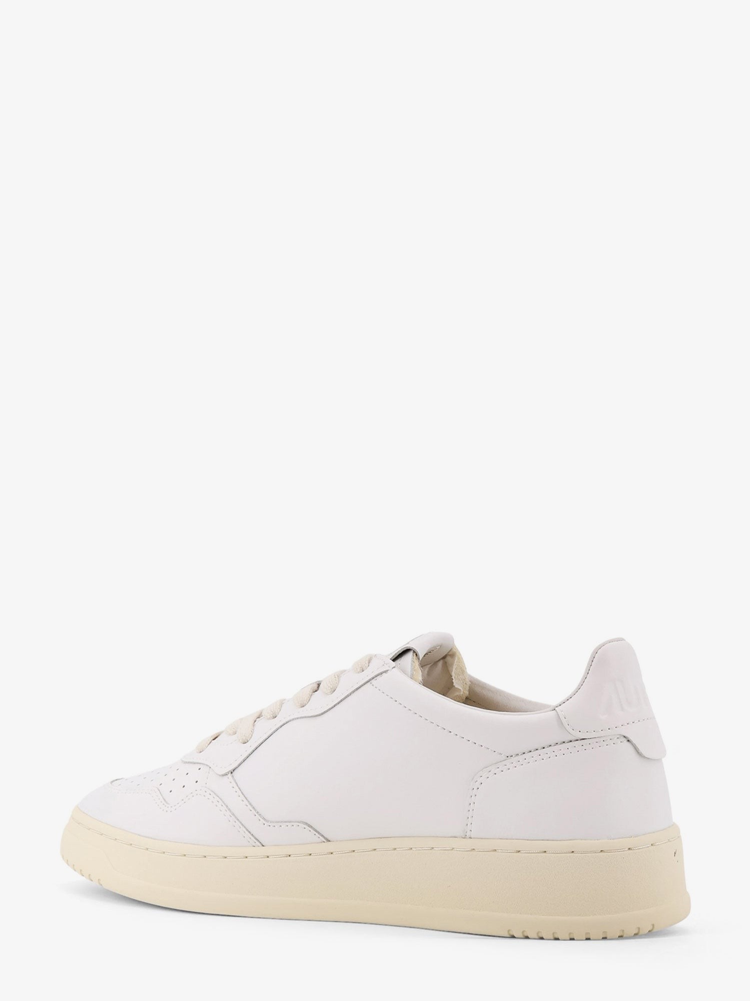 nanito_source_url:https://nokinstyle.com/2440174/medalist-leather-sneakers.jpg