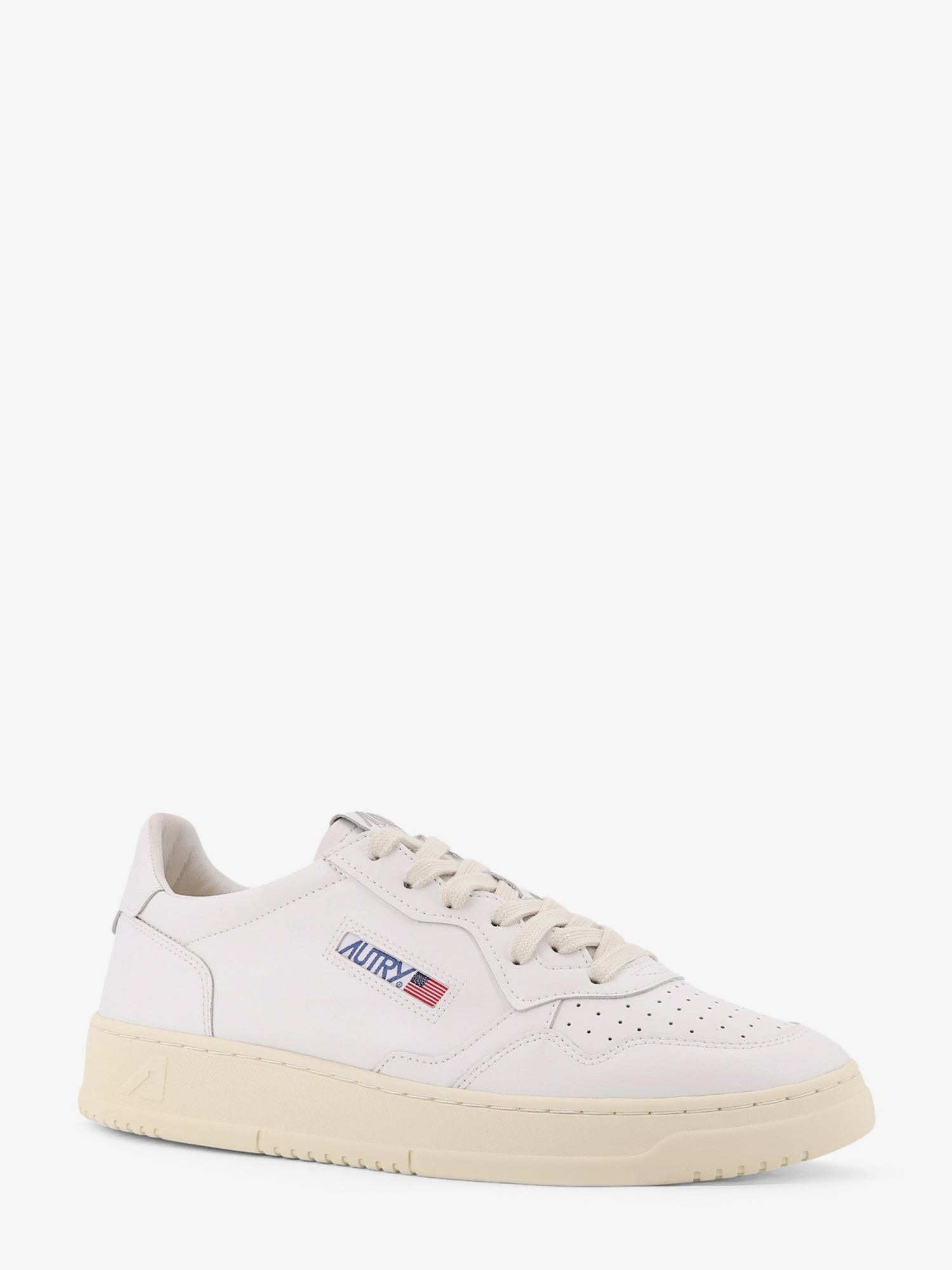 nanito_source_url:https://nokinstyle.com/2440173/medalist-leather-sneakers.jpg