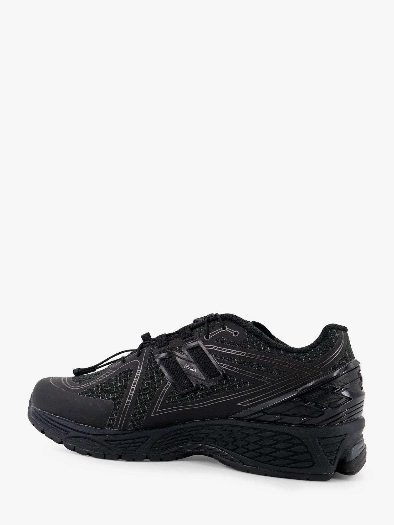 nanito_source_url:https://nokinstyle.com/2391281/u190631-gore-tex-sneakers-with-side-logo.jpg