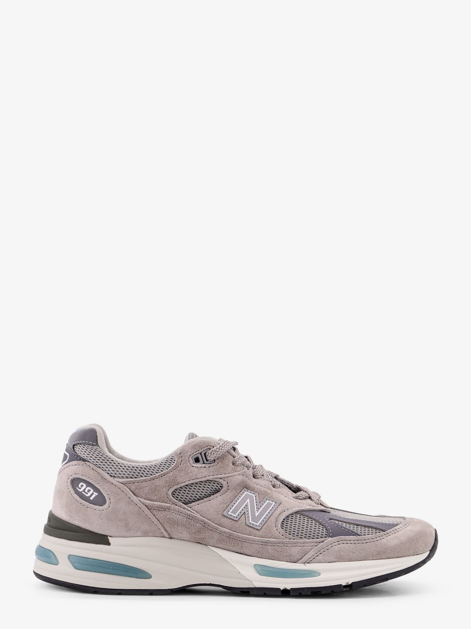 nanito_source_url:https://nokinstyle.com/2409015/991-suede-and-mesh-running-sneakers.jpg
