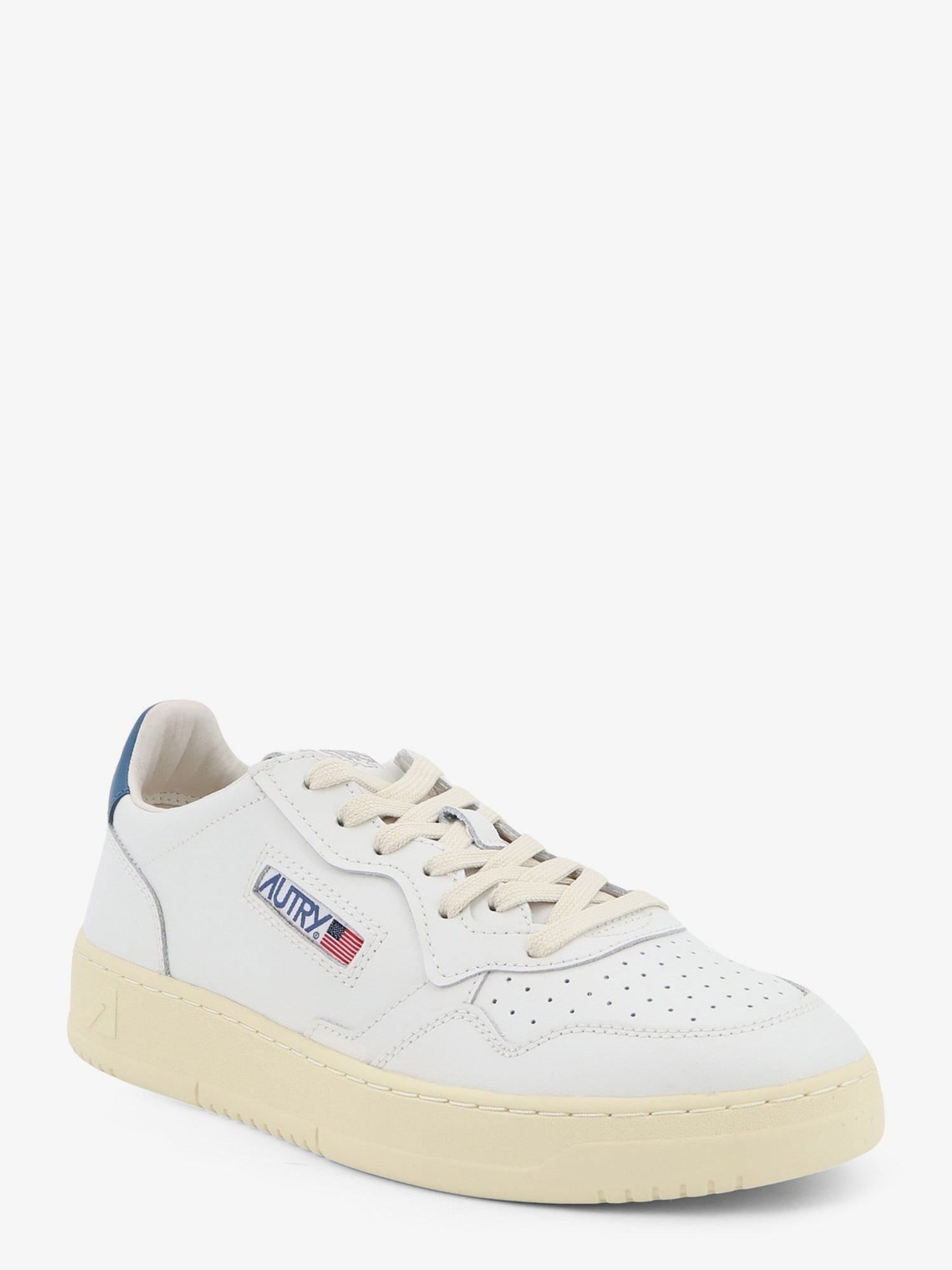nanito_source_url:https://nokinstyle.com/2436676/medalist-leather-sneakers.jpg