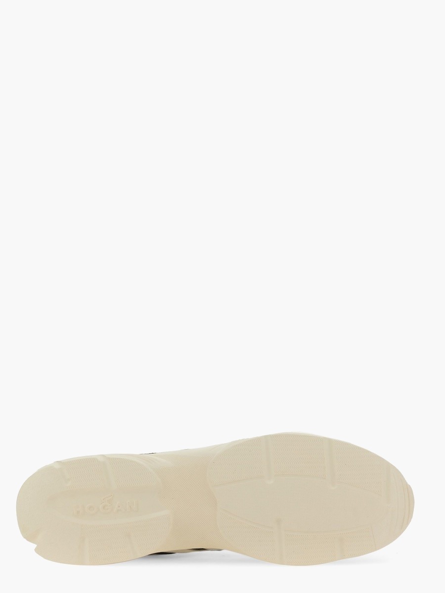 nanito_source_url:https://nokinstyle.com/2349769/sneaker-with-logo.jpg