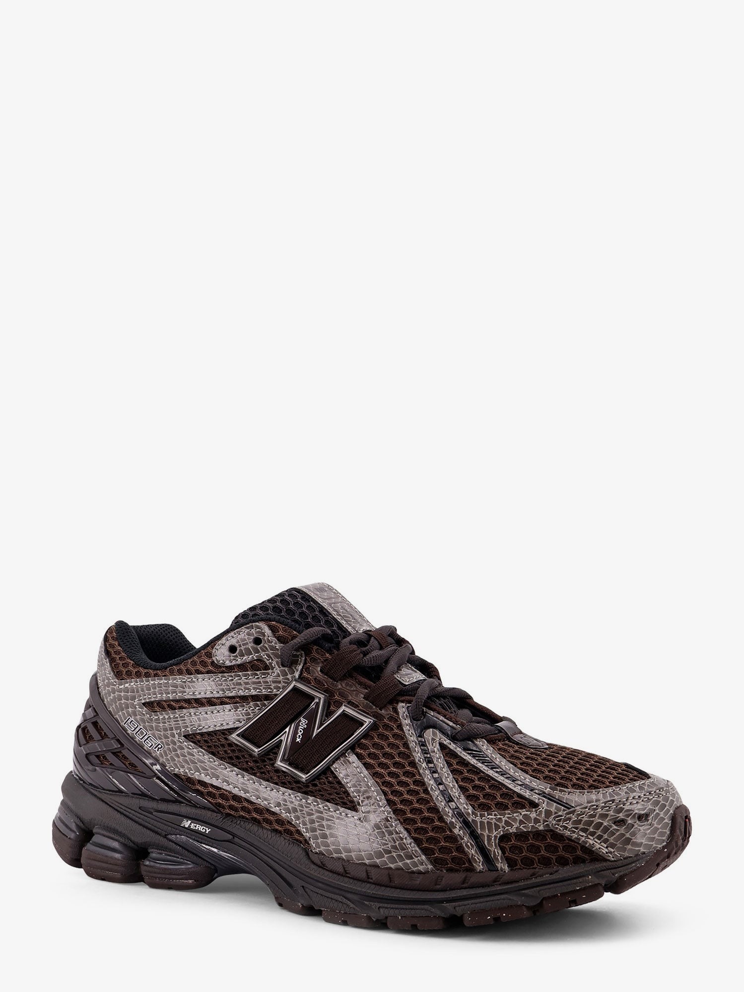 nanito_source_url:https://nokinstyle.com/2398417/19062-mesh-sneakers-with-logo-on-the-side.jpg