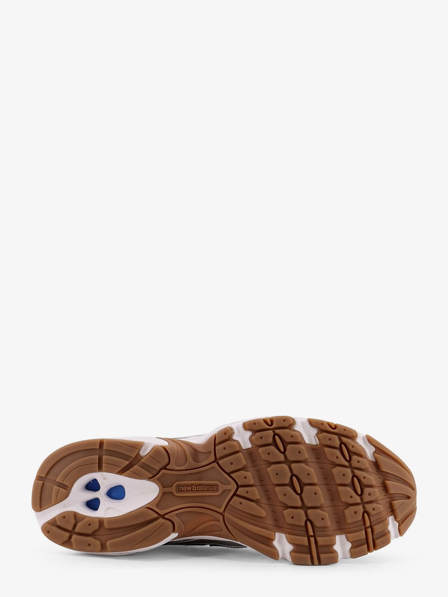 nanito_source_url:https://nokinstyle.com/2397765/740-low-top-mesh-sneakers.jpg