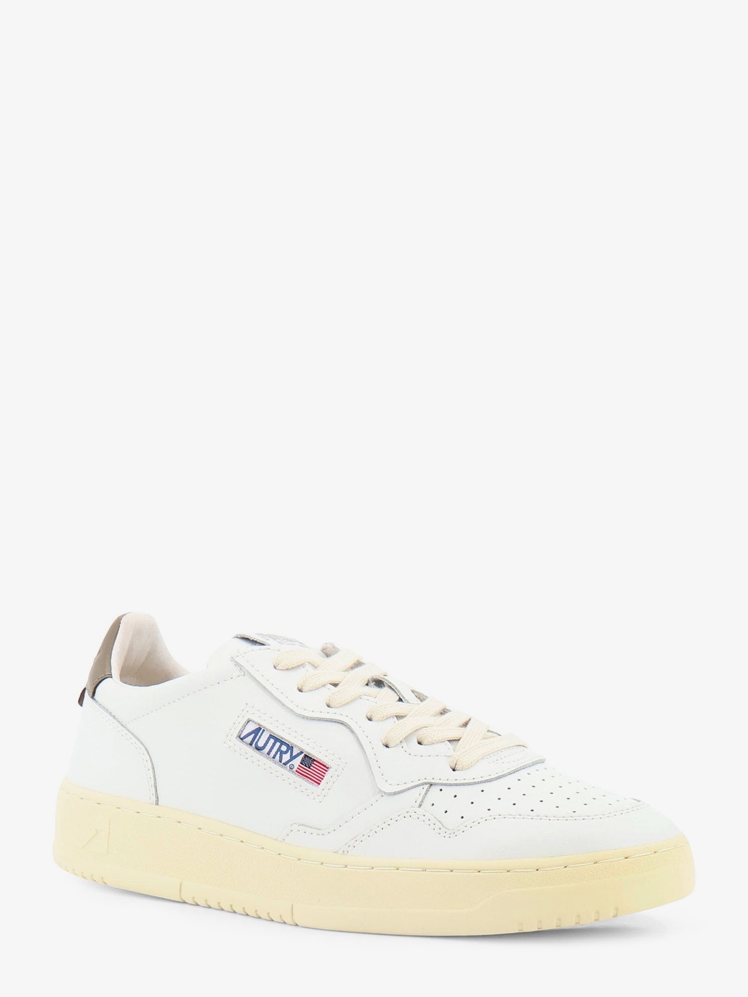 nanito_source_url:https://nokinstyle.com/2440713/medalist-leather-sneakers.jpg