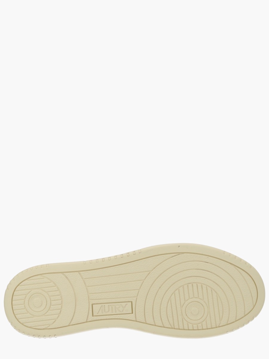 nanito_source_url:https://nokinstyle.com/2328017/medalist-low-sneaker.jpg